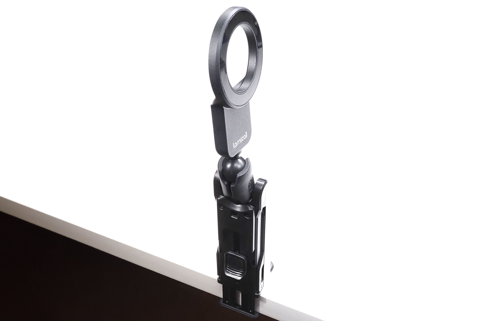 MagSafe部は前後に約180°回転するが、左右には30°程度しか回転しない。関節部の構造が特殊なようで、関節と関節をつなぐアーム自体は回転させることができない。今回登場した3つのホルダーのうちで、いちばん「端末向きの自由度」が低いホルダーだと感じる。