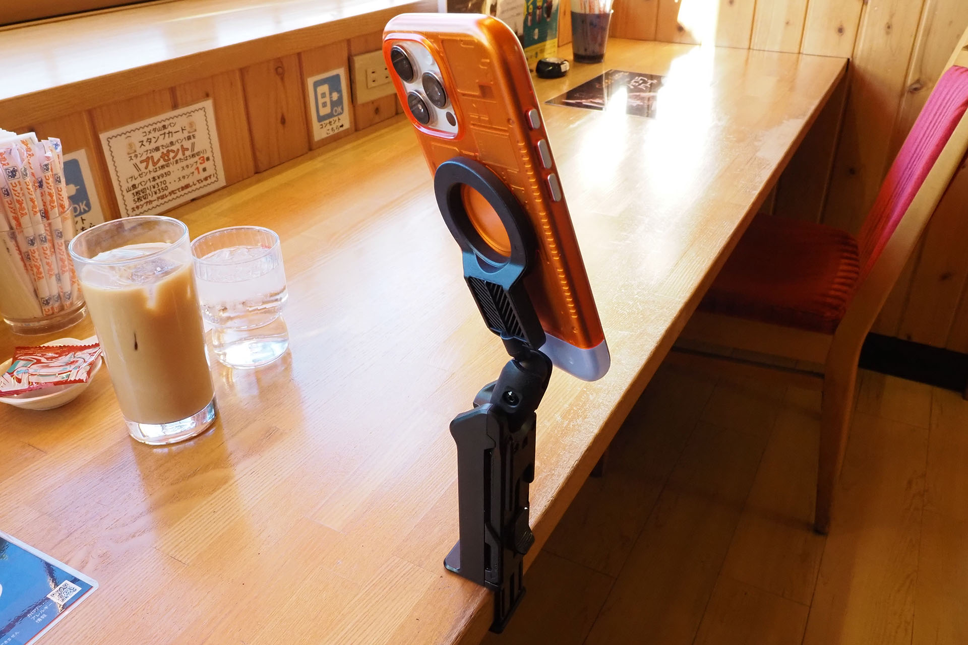 カフェで使っている様子。