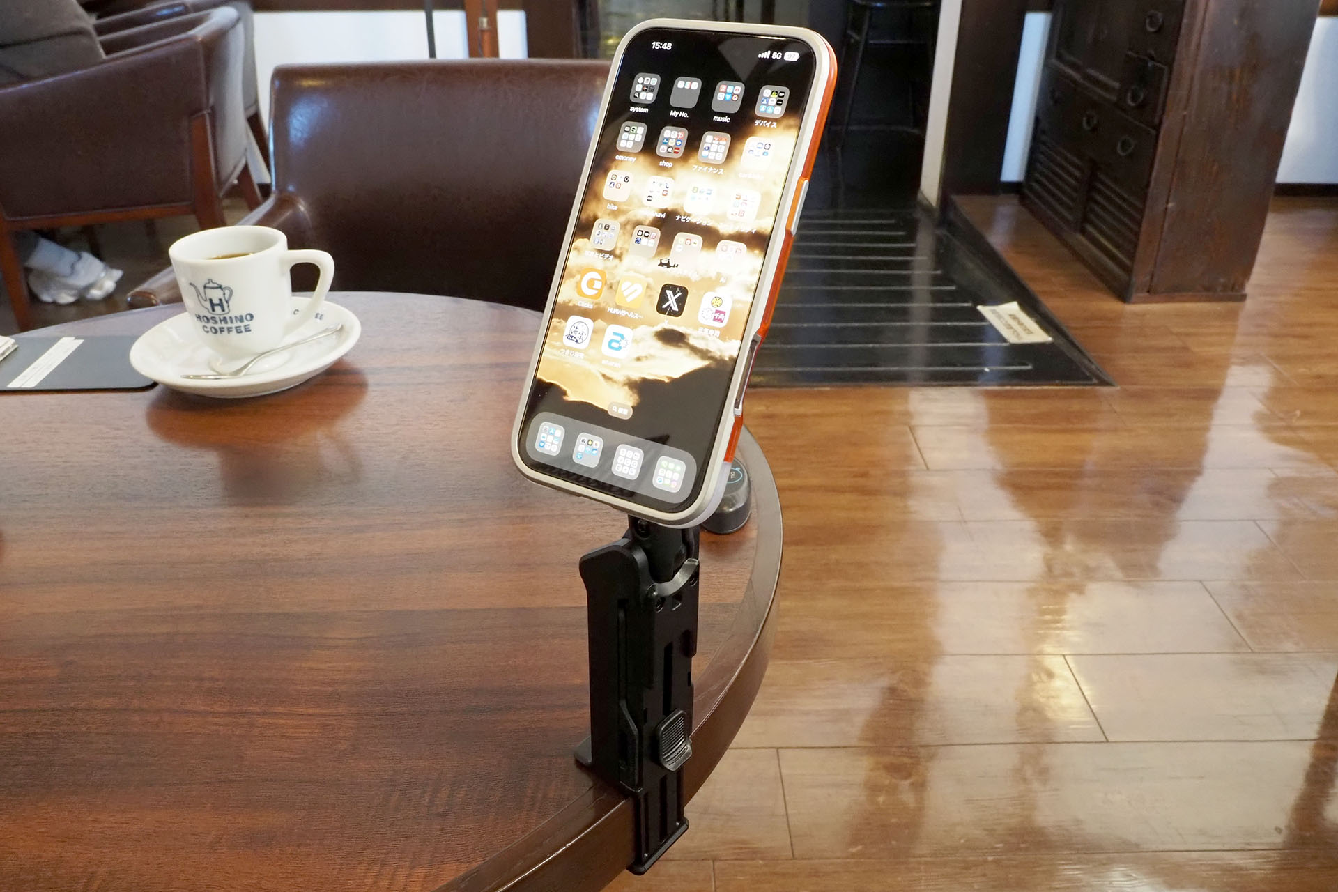 近所のカフェはテーブルが厚めで、このLamicallブランド品以外のホルダーだとテーブルをクランプできなかった。このLamicallブランド品は4cm厚までのテーブルなどにクランプできるので使用できた。