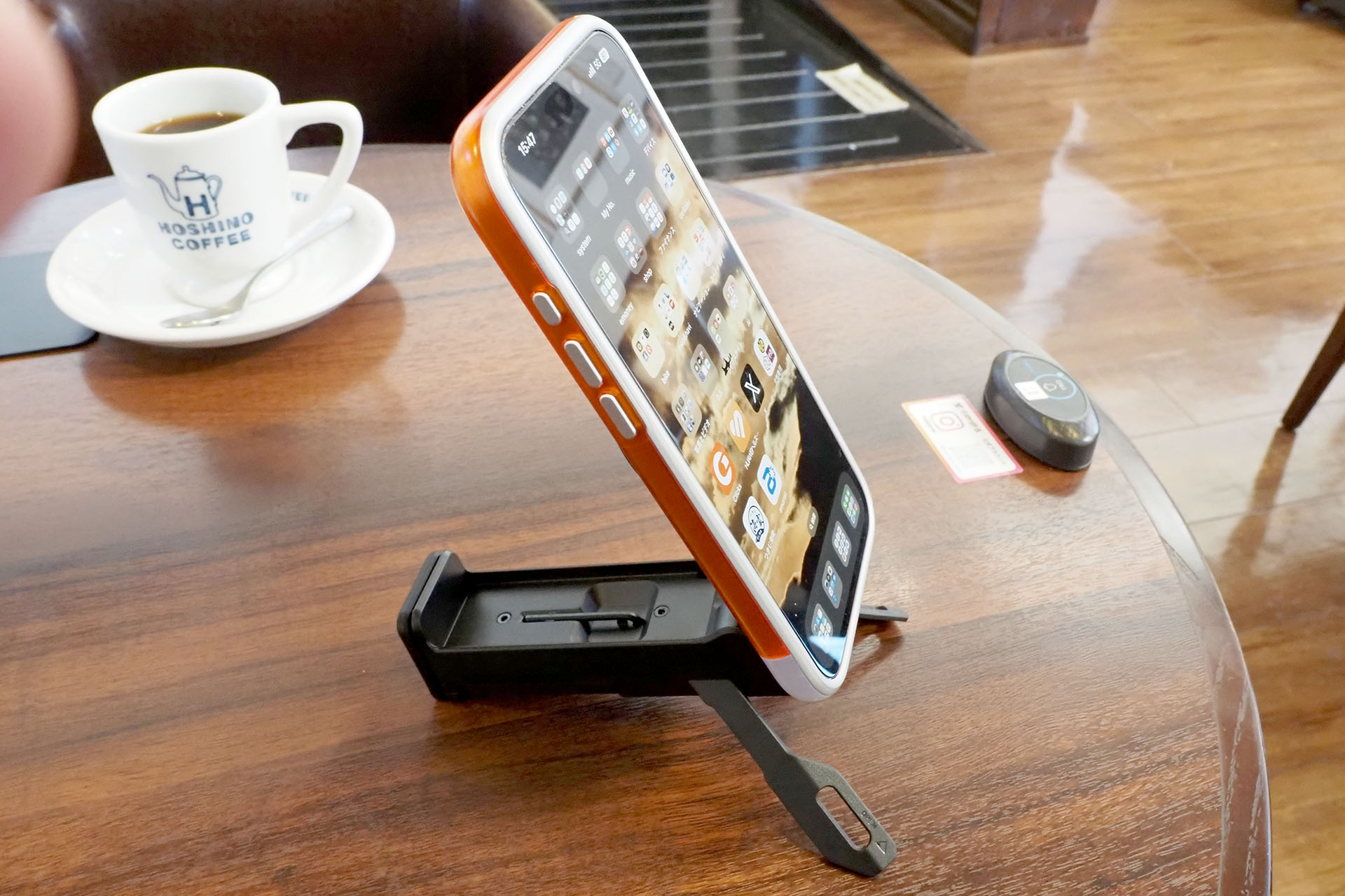 本体に格納された2本の足を開くと、直置きでも安定する。また、この使い方をしたときに機能する滑り止めがあるので、この状態で画面をタップしたりしても滑ることが少ない(場合によっては少し滑る)。