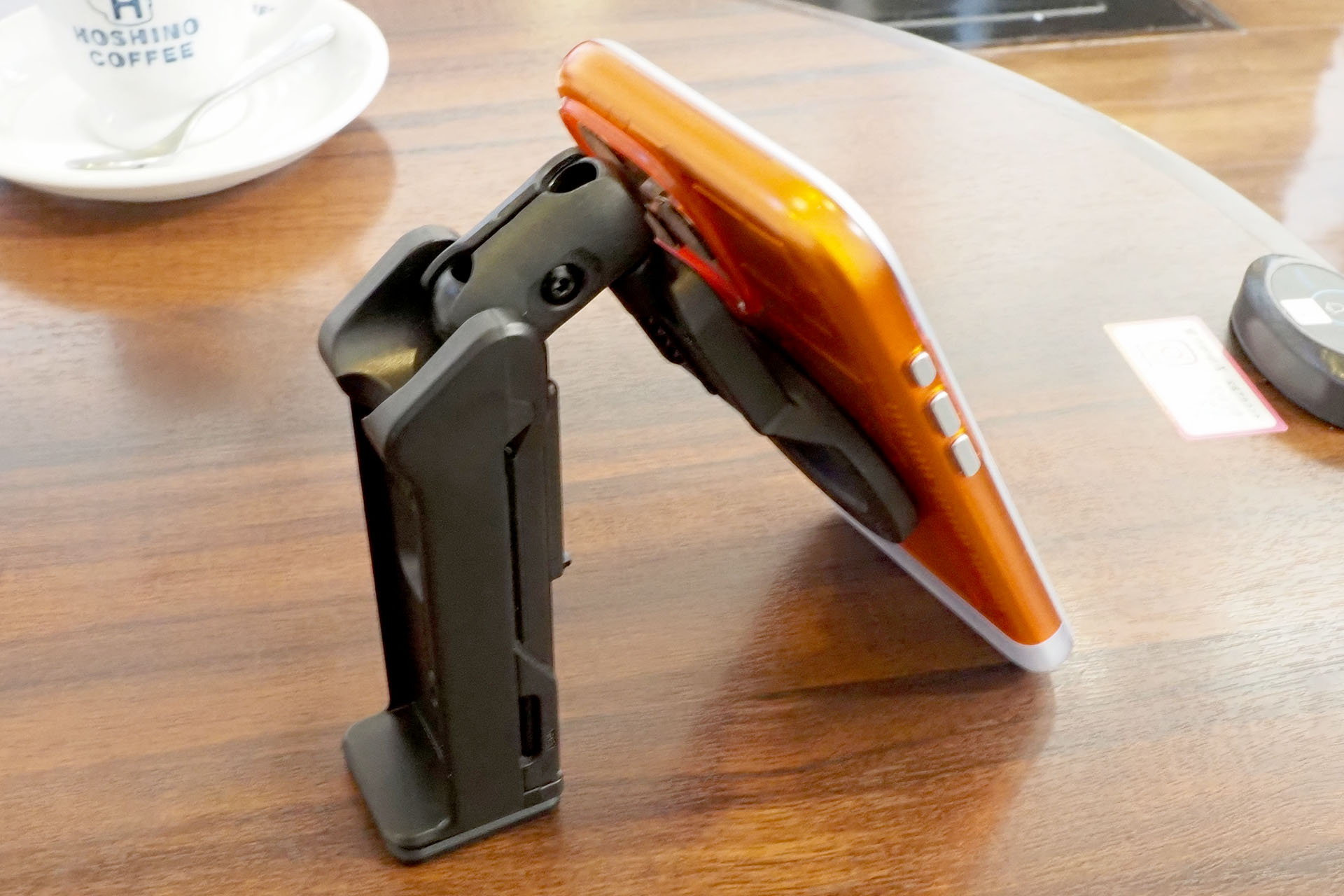 さらに、足を開かなくても安定的に(あまり滑らずに)直置きできる。さらに角度をつけた状態でも安定的に使える。