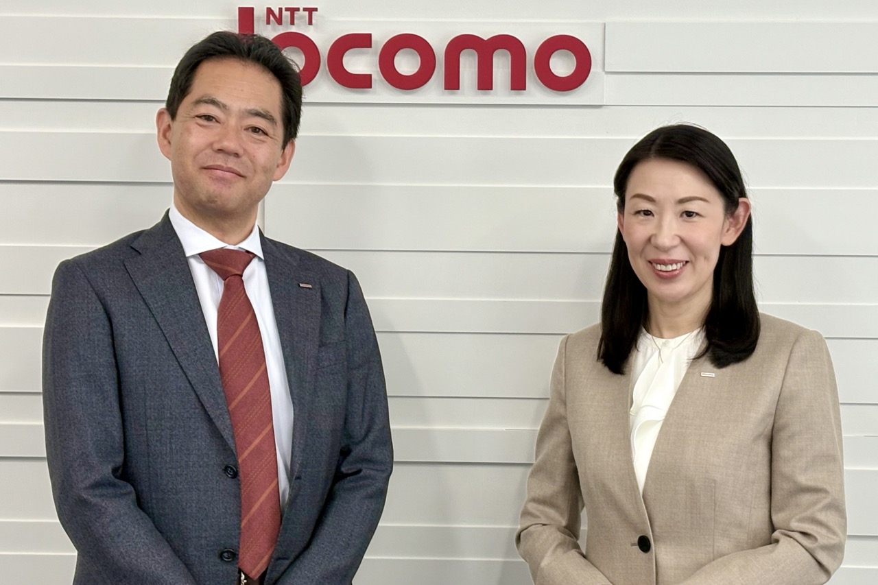 NTTドコモ執行役員ネットワーク本部長の引馬章裕氏（左）とNTTドコモ執行役員エンターテイメントプラットフォーム部長の櫻井稚子氏（右）