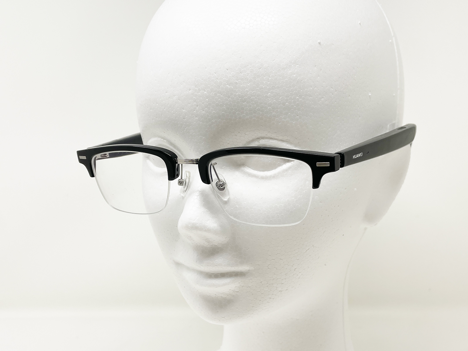 HUAWEIの「Eyewear 2」。傍目にはつるがちょっと太い普通のメガネです。