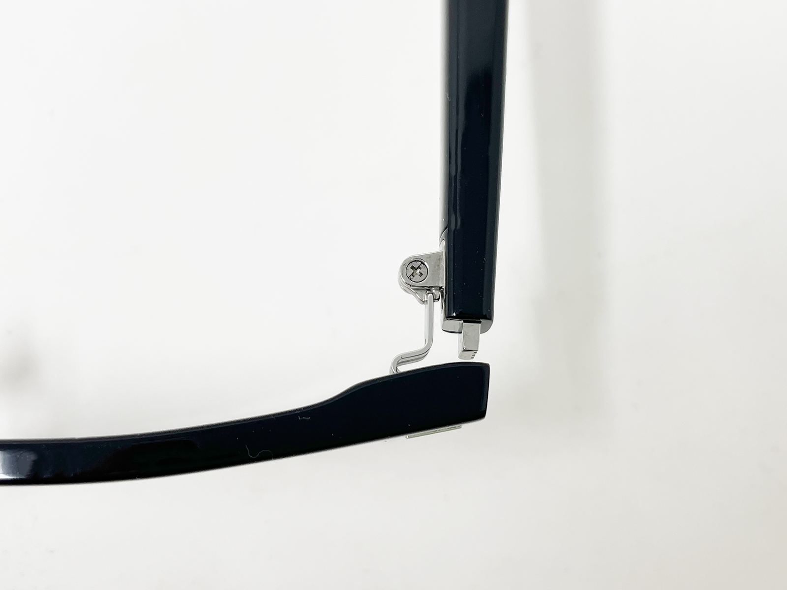 メガネとつるの接合部はバネになっていて、ある程度広がるようになっています。