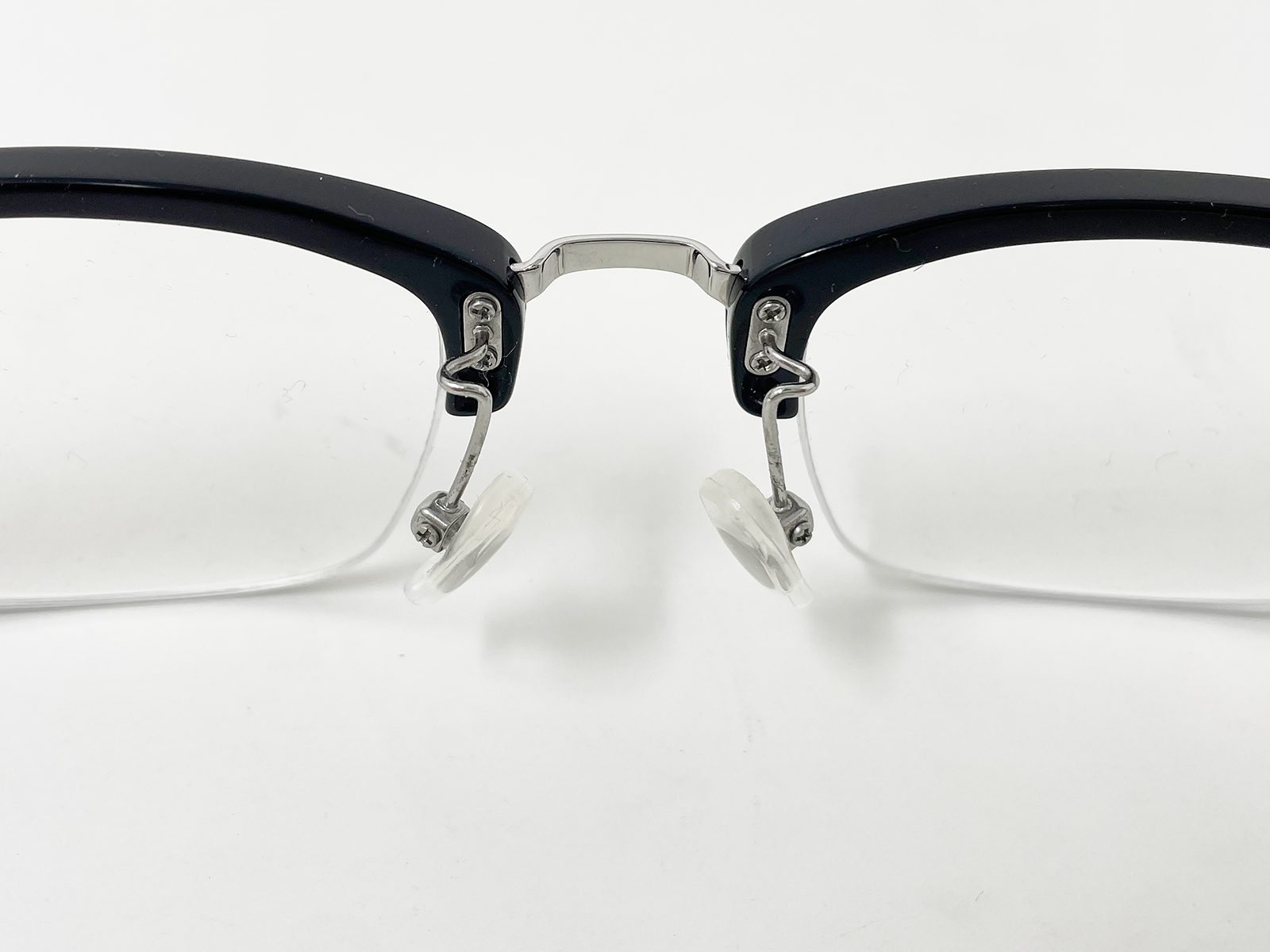 リムは数少ない調整可能箇所です。OWNDAYSで調整して合わせてもらいました。