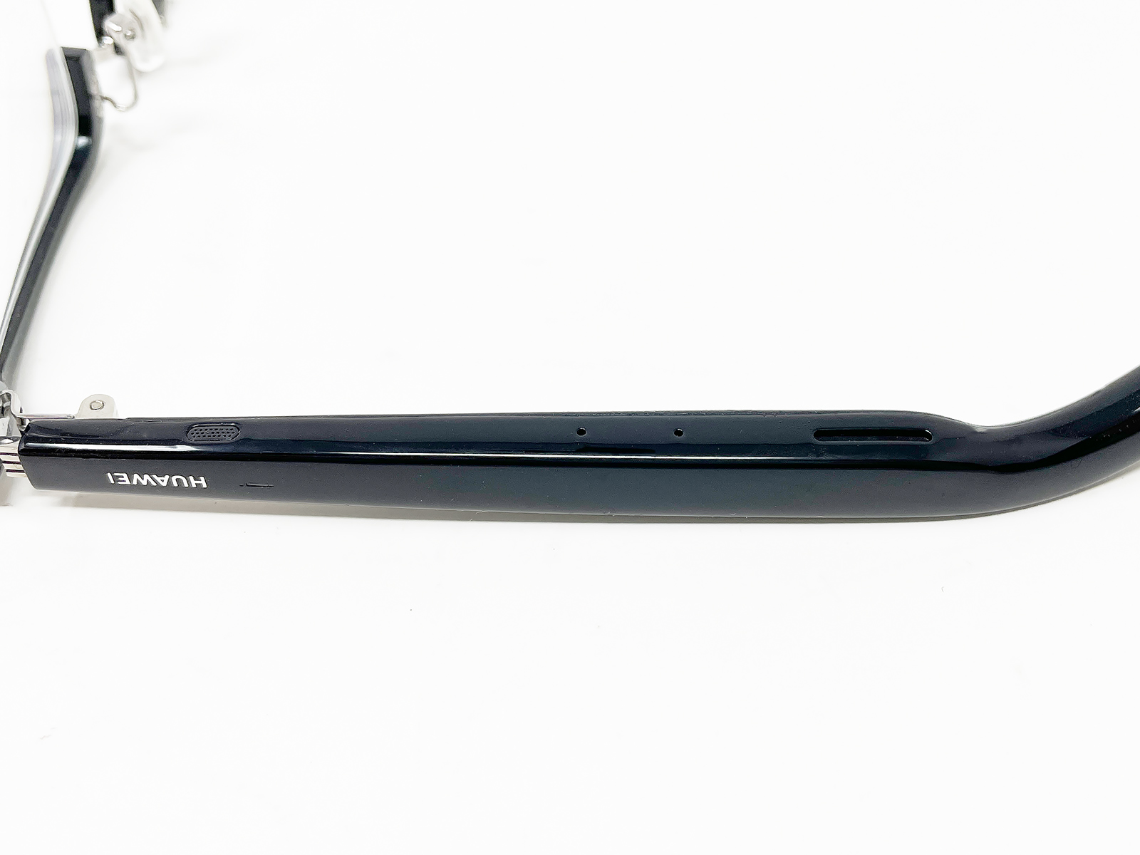 ツルにある溝から音が出る構造になっています。前のほうにマイクを備えています。