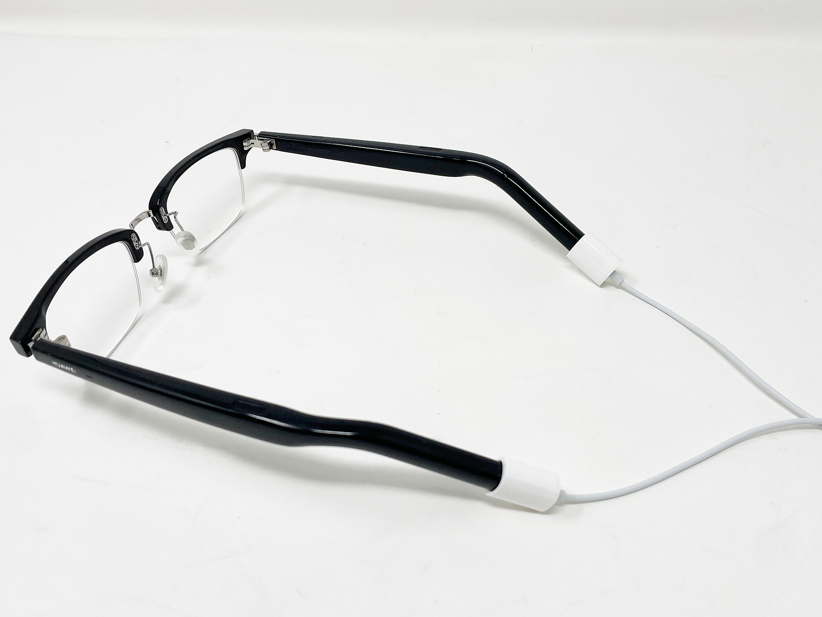 充電はUSB-C経由で専用の充電ケーブルを介して行います。バッテリーの保ちはかなりよく、1日中かけていても特に切れる心配もありません。念のため充電ケーブルセットがもう一つついてくるセットを購入しました。