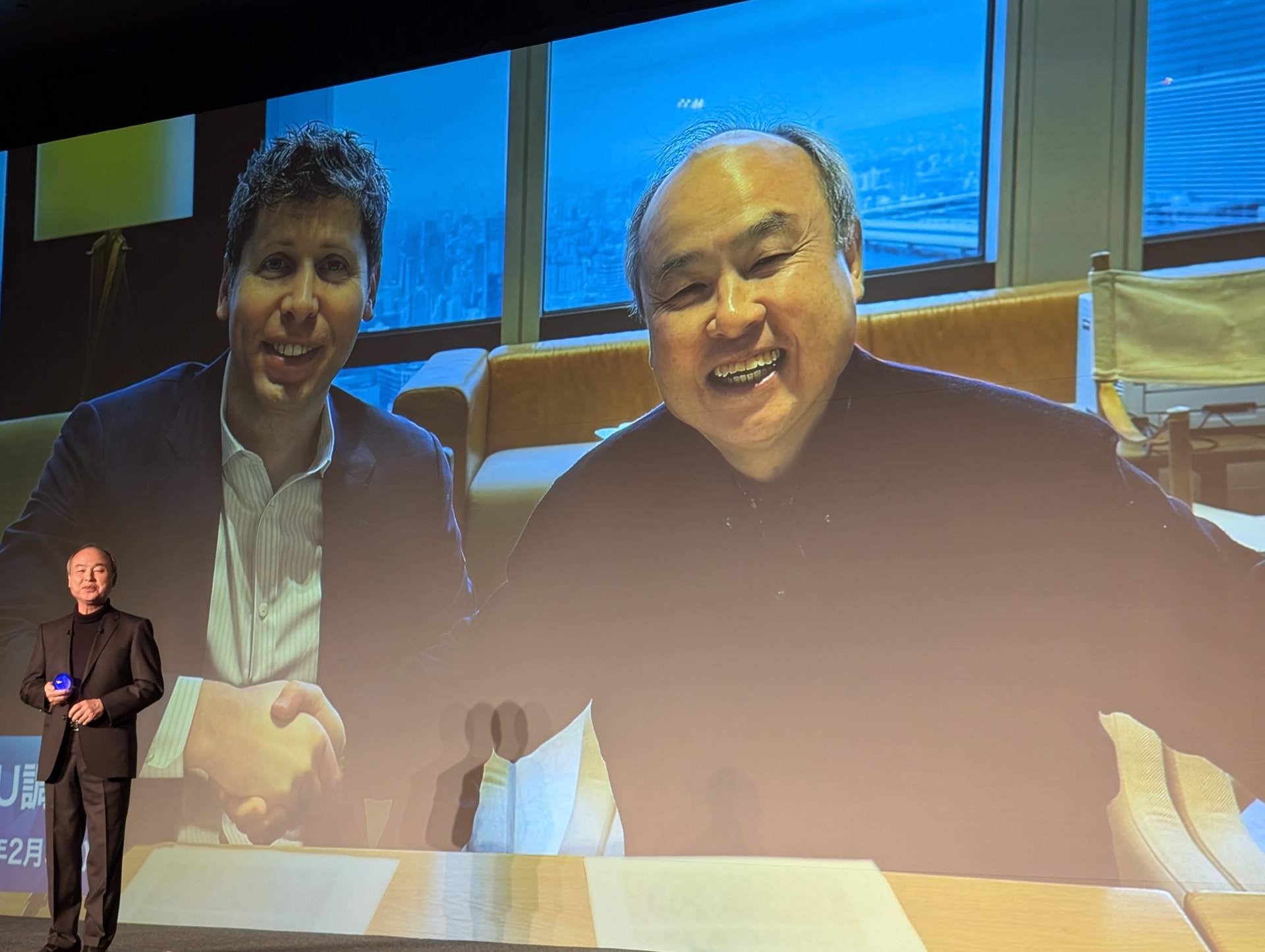 3日、調印を締結したサム・アルトマン氏と孫正義氏