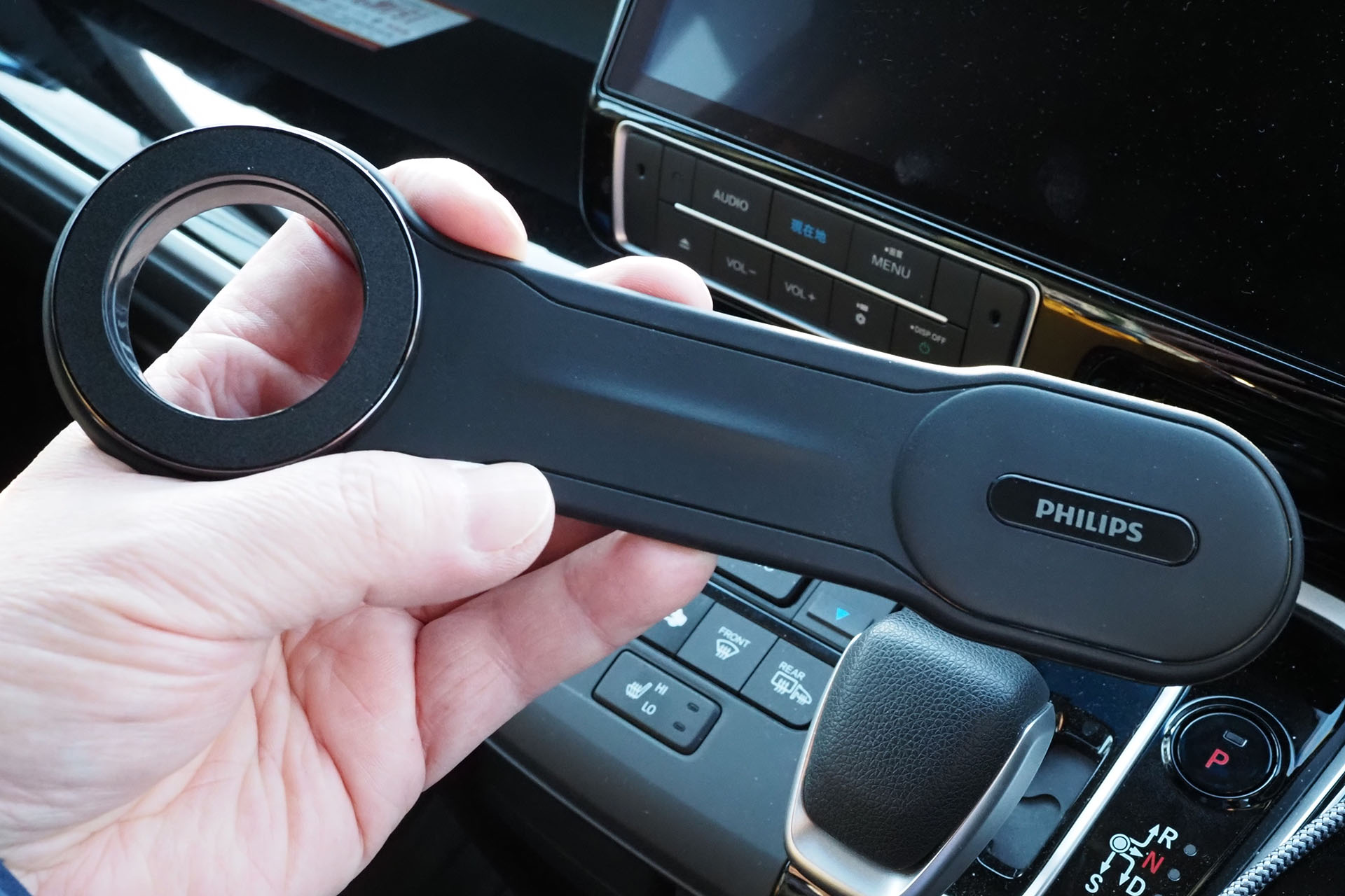 本体サイズは約216.5×66×13mmで、重さは約105g。