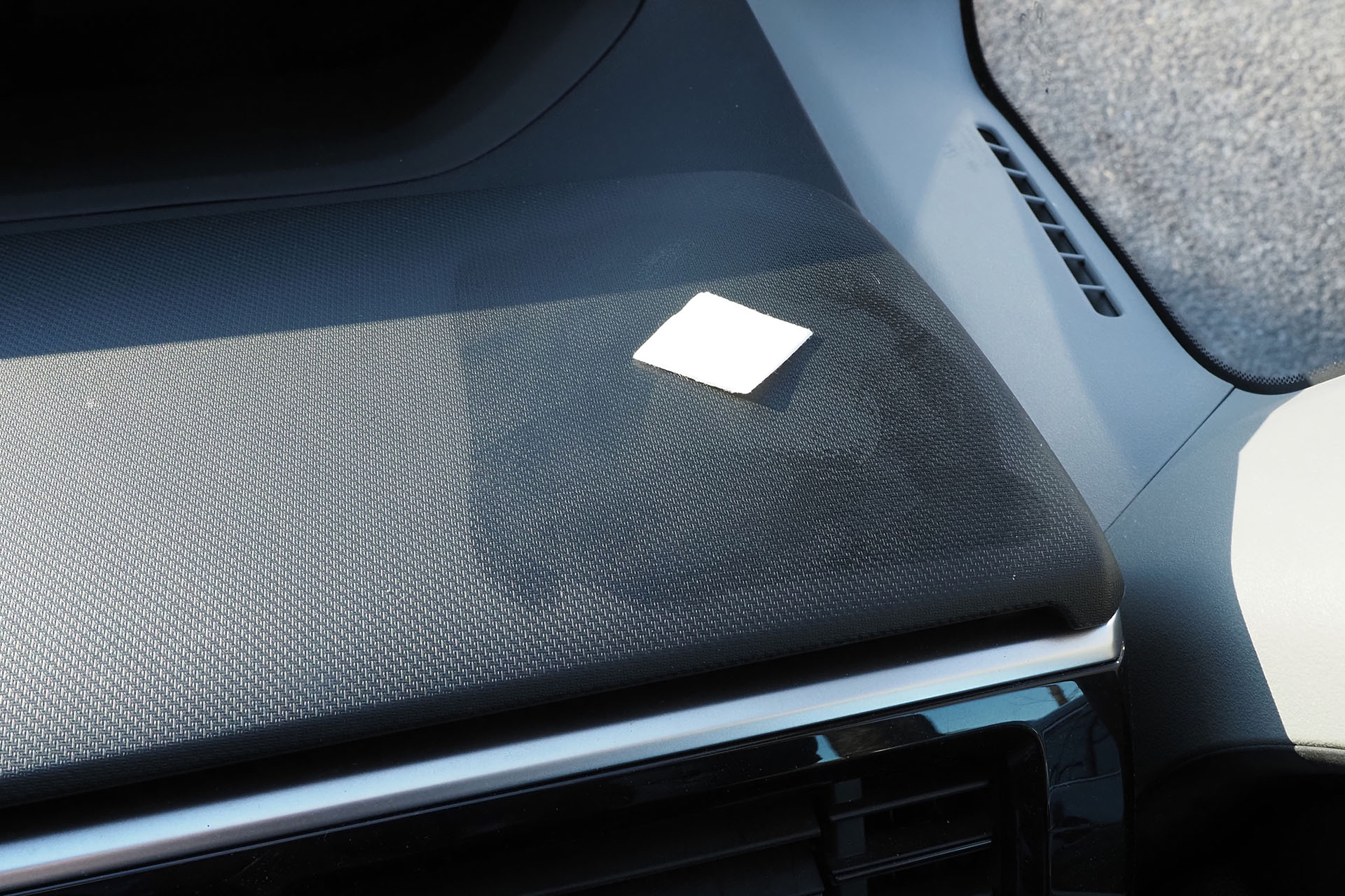 ダッシュボードの右端(ハンドルの右側)に車載することにした。付属の脱脂ツールでフキフキ。乾くまで待つ。