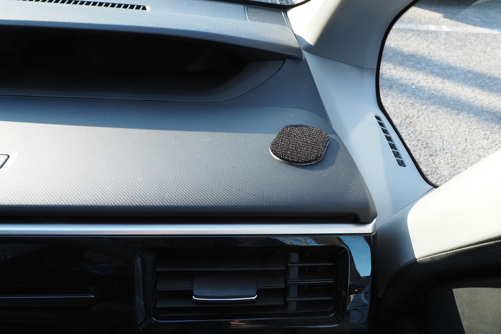 そこに付属の面ファスナーをペタリと貼る。実際はこの後24時間、粘着剤が安定するまで時間を空ける。