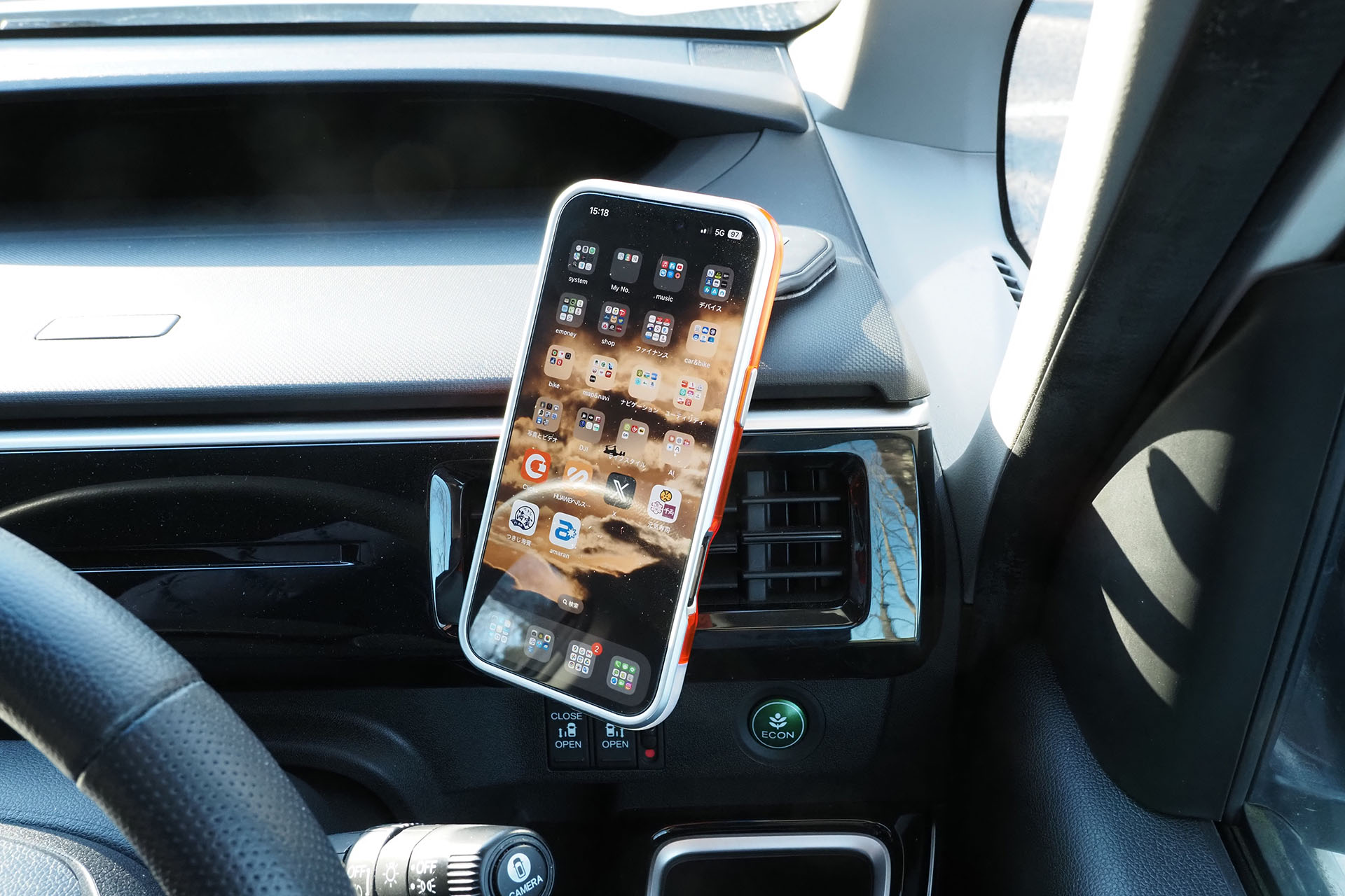 あとは端末の向きなどを考えて本体を適宜曲げて、MagSafe対応端末をマグネット吸着させる。