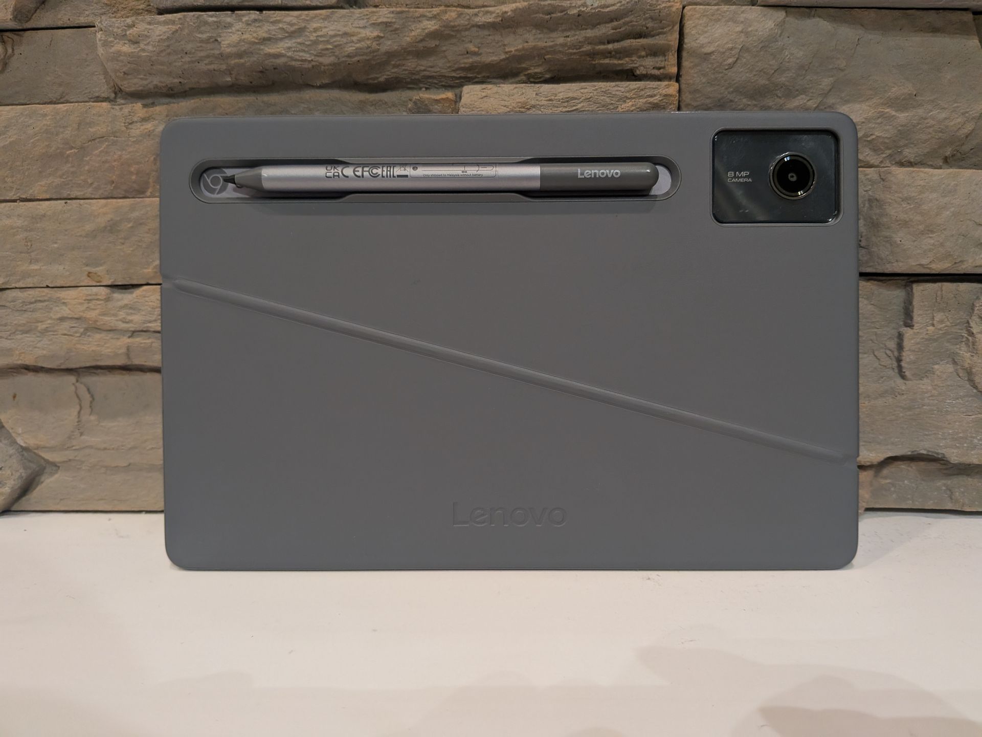 背面カバーは斜めに折り曲がる