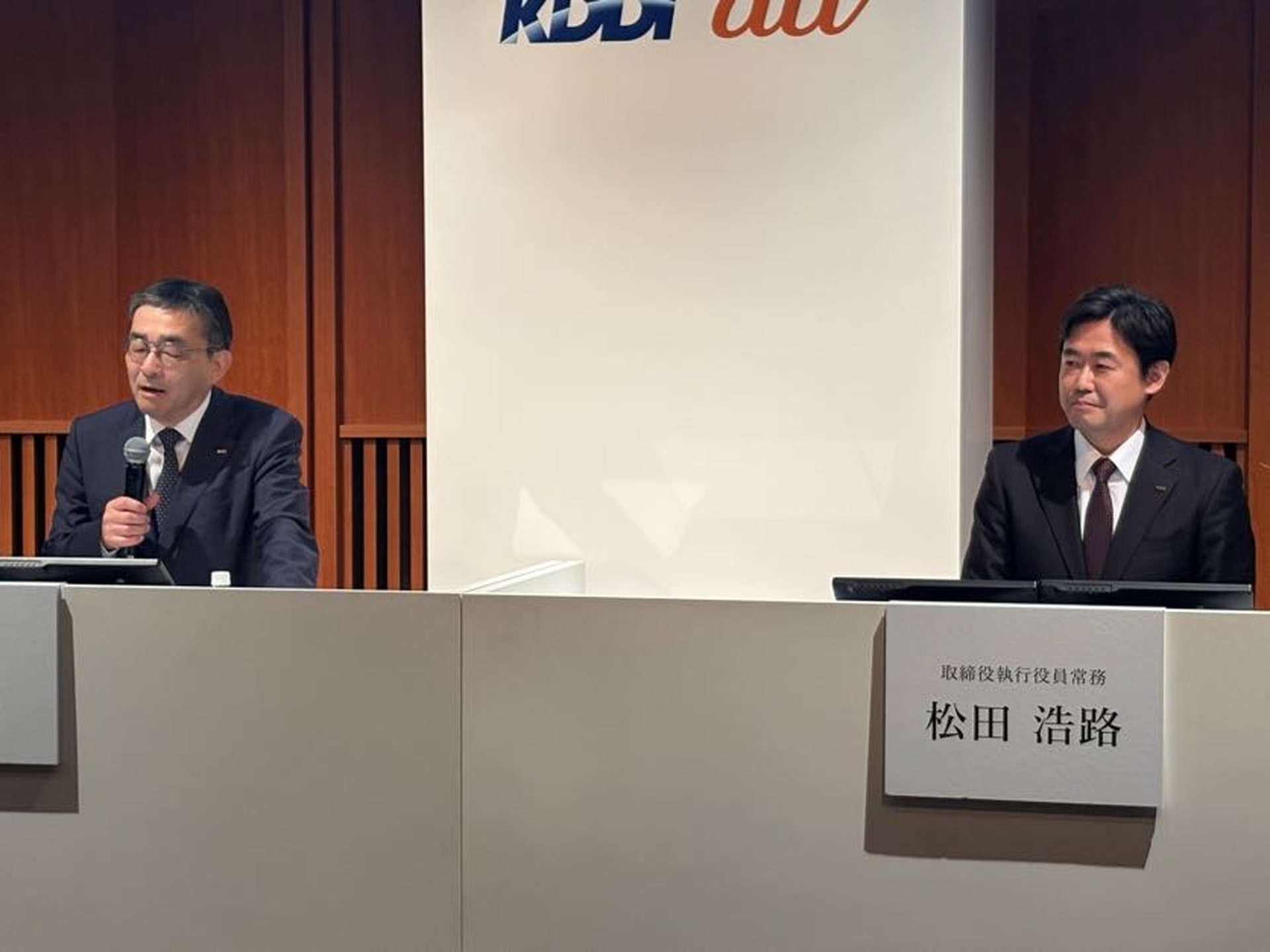 社長交代を説明する髙橋社長（左）と松田新社長（右）