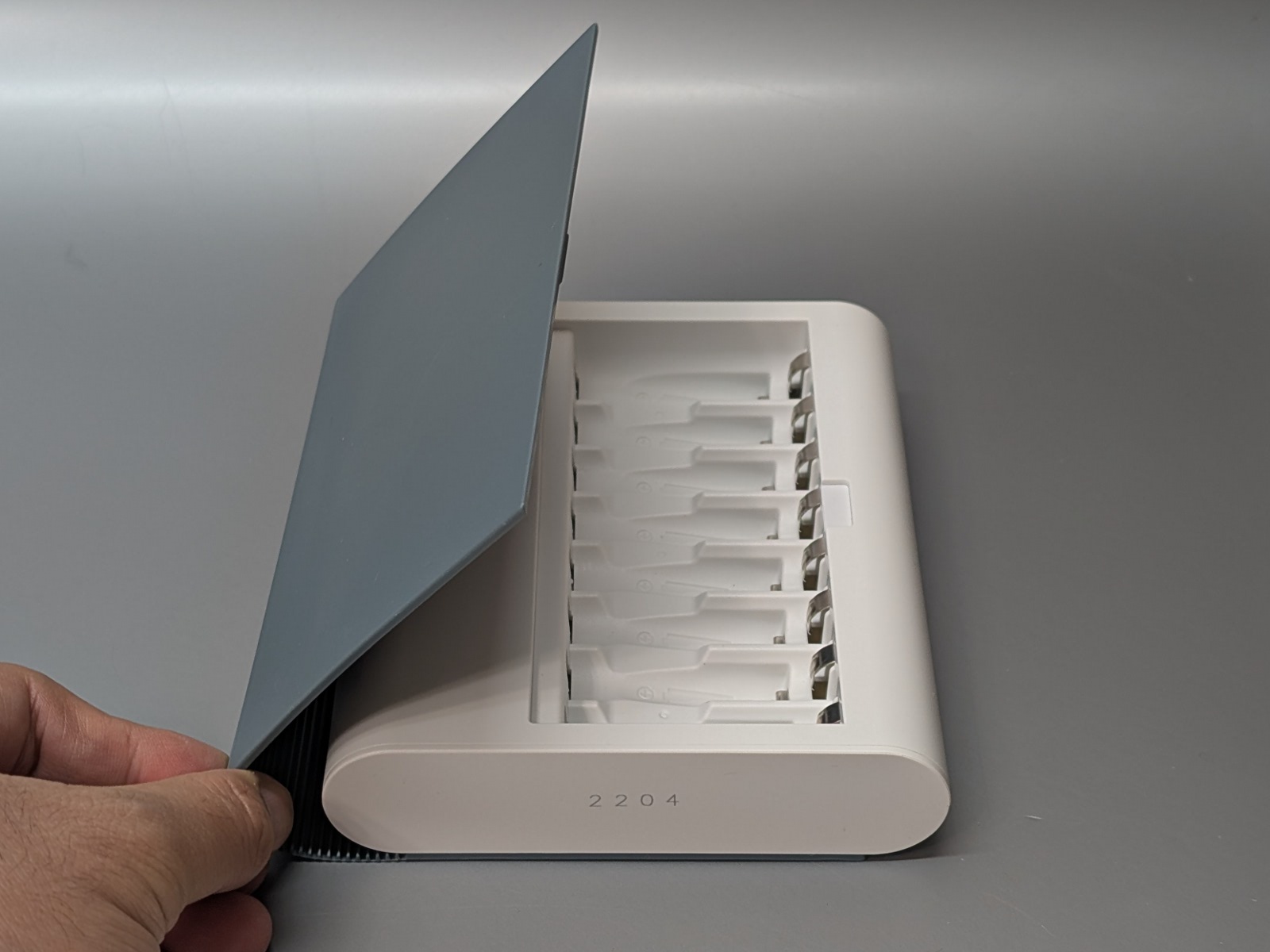 上蓋を開けた状態。単三と単四を、最大8本まで同時に充電できる