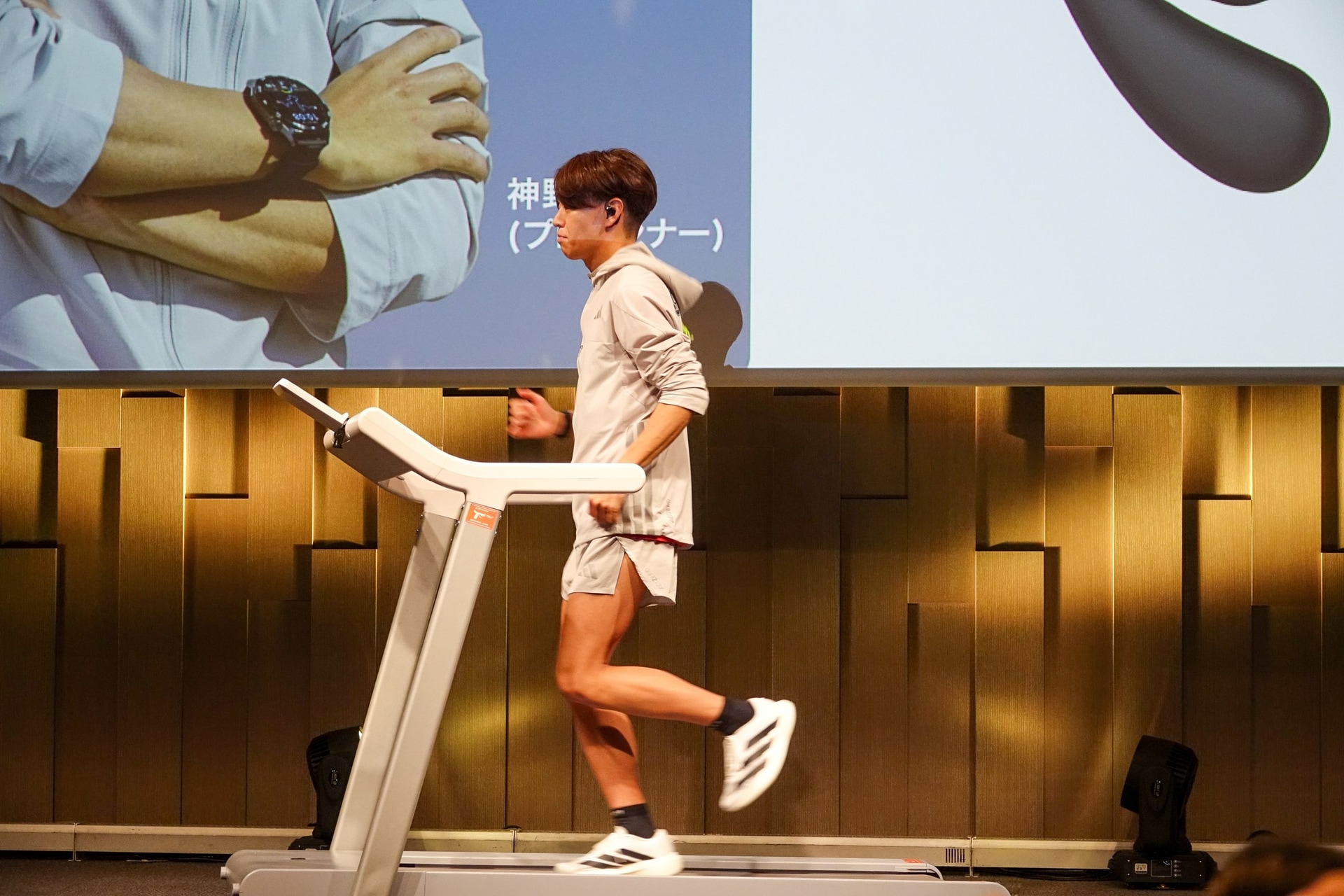 IP57の防滴に対応している点も、突然の雨も心配せず使えるから「嬉しい」と話した