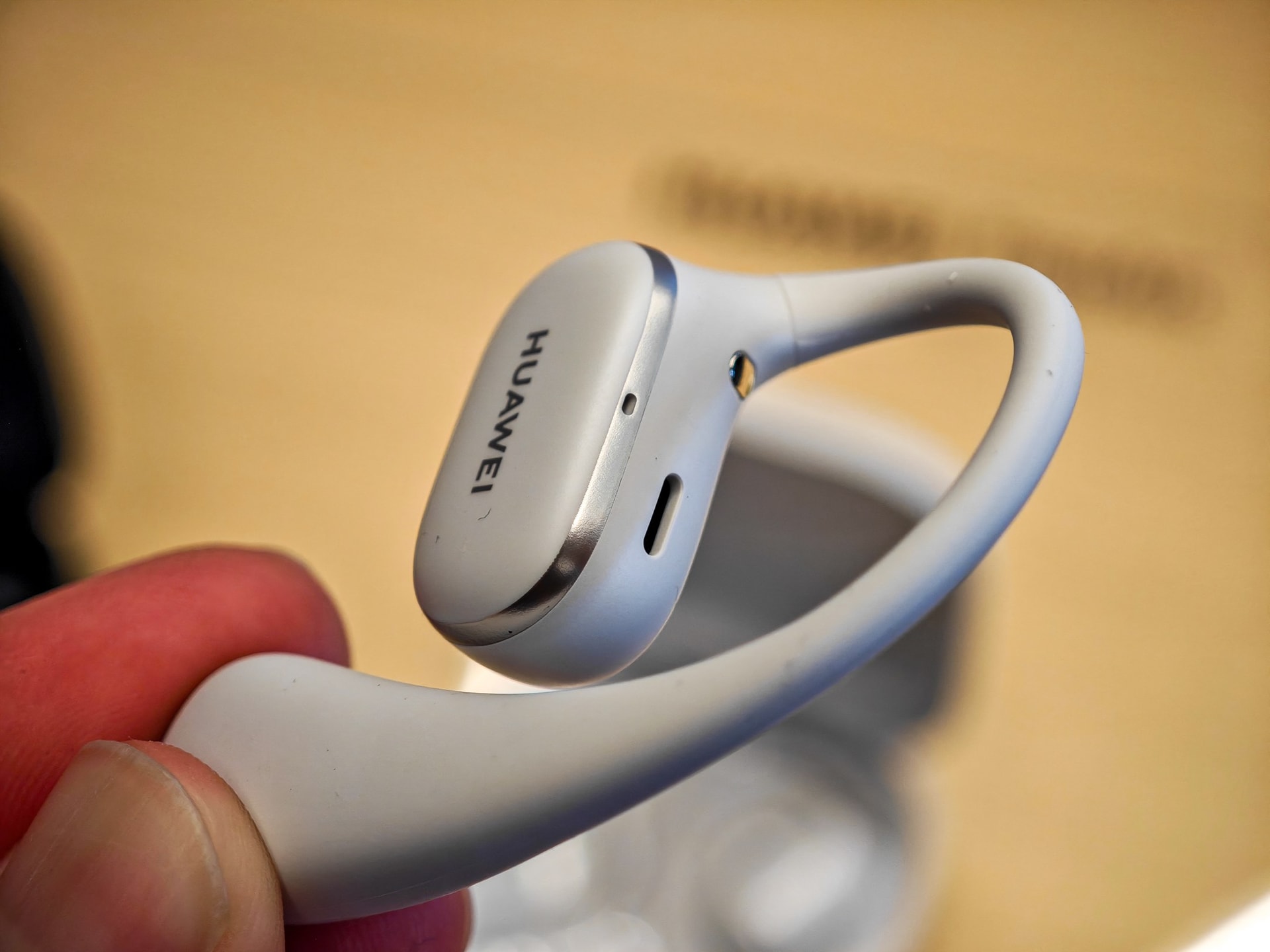 マイクと音漏れ防止のためのスピーカー