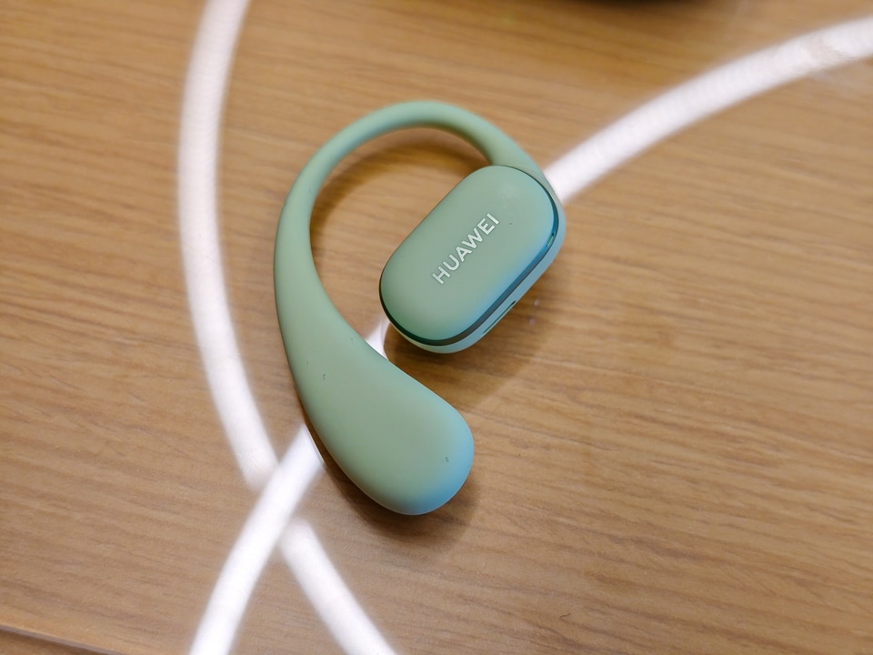 ファーウェイの耳掛けオープン型イヤホン「HUAWEI FreeArc」発表