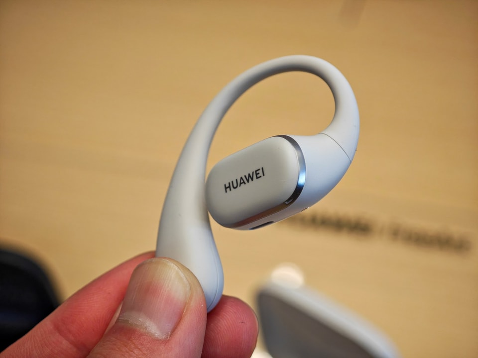 ファーウェイの耳掛けオープン型イヤホン「HUAWEI FreeArc」発表