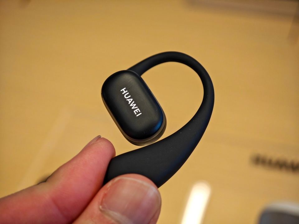 ファーウェイの耳掛けオープン型イヤホン「HUAWEI FreeArc」発表