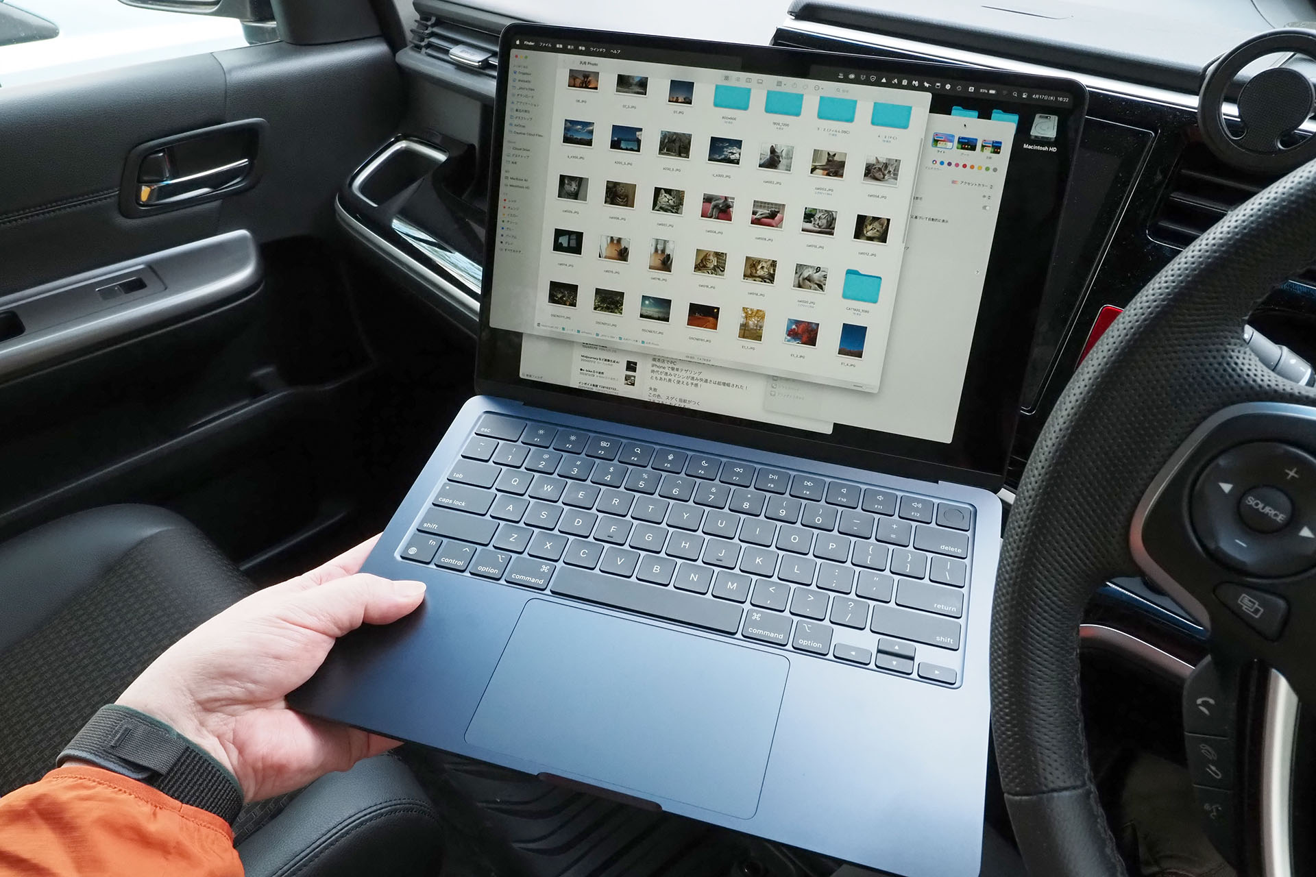 iPhoneと併用すると、テザリングなど通信系の自動連携もスムーズに行われる。「あっiPhoneに重要っぽいメッセージ来た。じゃあM3 MacBook Airで返信しよう」みたいなこともクイックに行える。