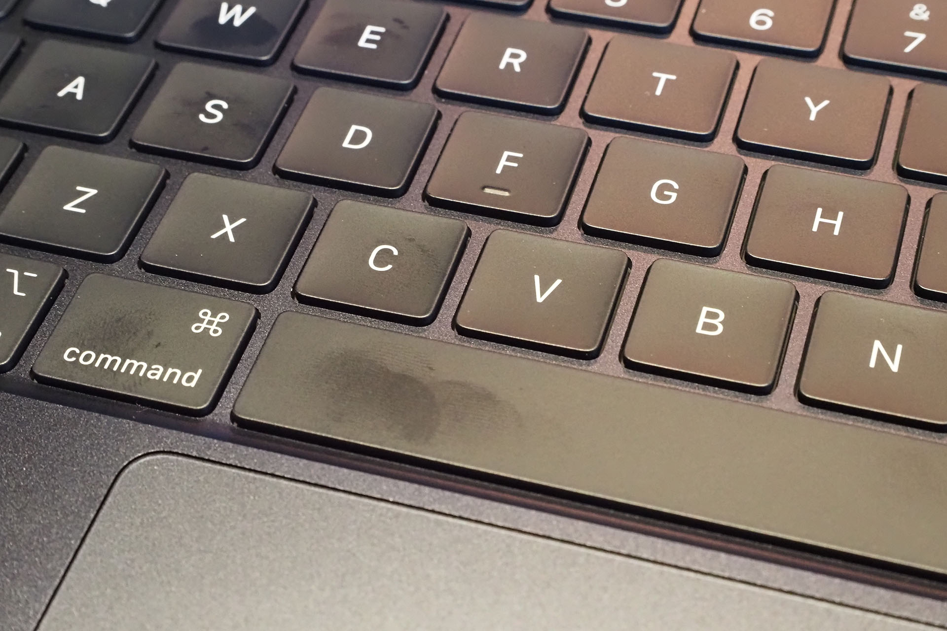 ちょっと使うとすぐ指紋（指先の油分など）が付着。まあこういうカラー・表面質感のキーはみんなそうだと思う。