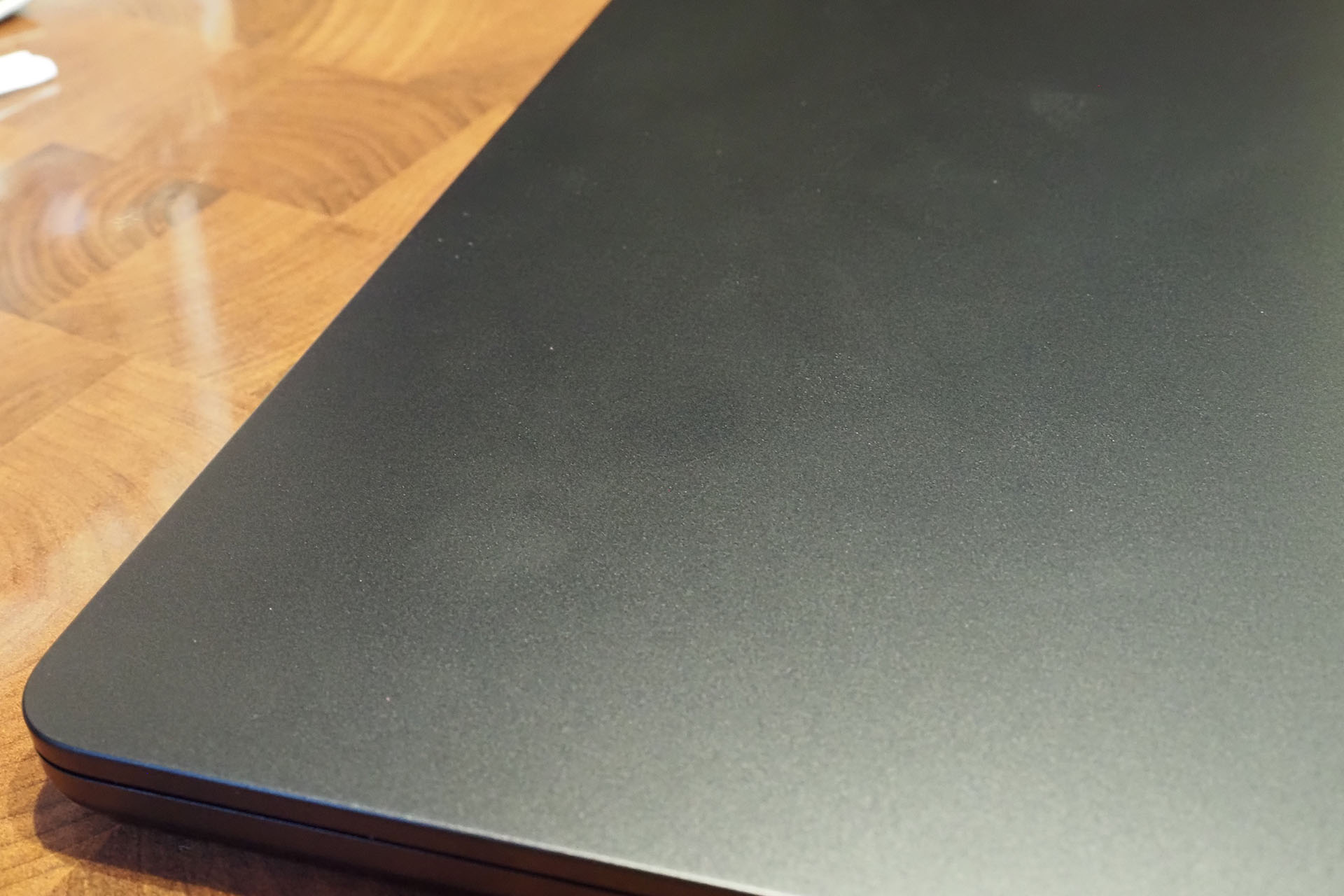 使用中のM3 MacBook Airのカラーはミッドナイトだが、このカラーは「指紋防止コーティング（陽極酸化皮膜処理）」が施されていて汚れにくい、らしい。でも、わりとすぐ汚れちゃう。