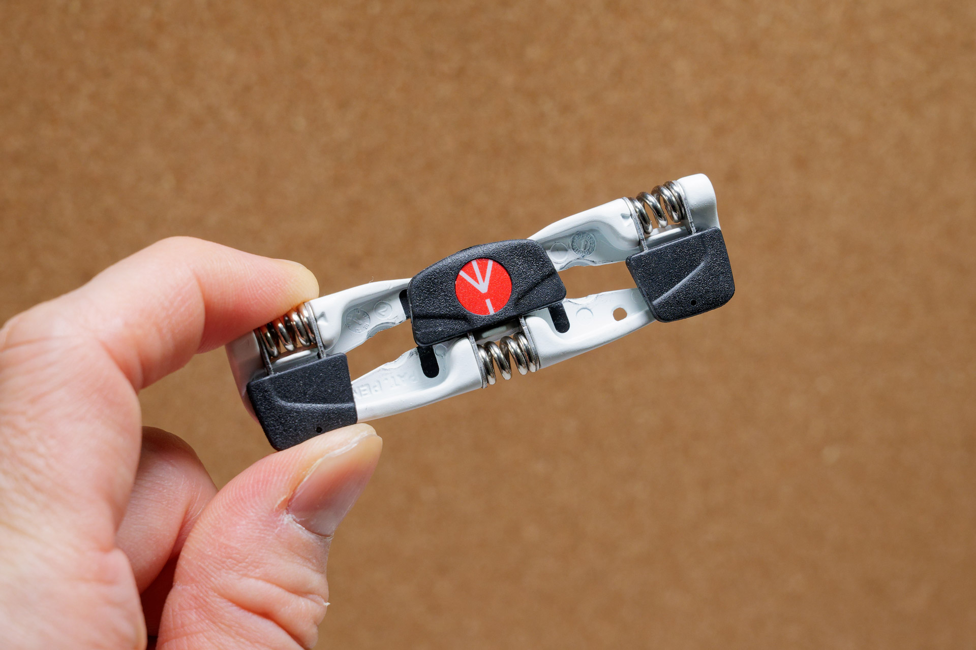 脚は折りたたんで本体底面に収納