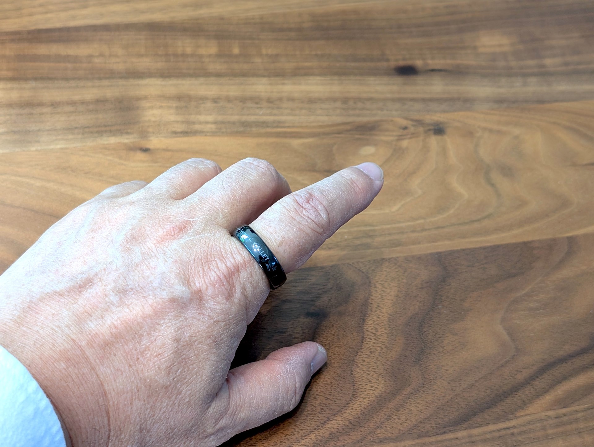 筆者は普段指輪を着けていないが、EVERINGは常時装着しても気にならないサイズ感と思えた。なお、「EXPO 2025 DEGITAL WALLET」と記されていたが、すでに消えかかっている