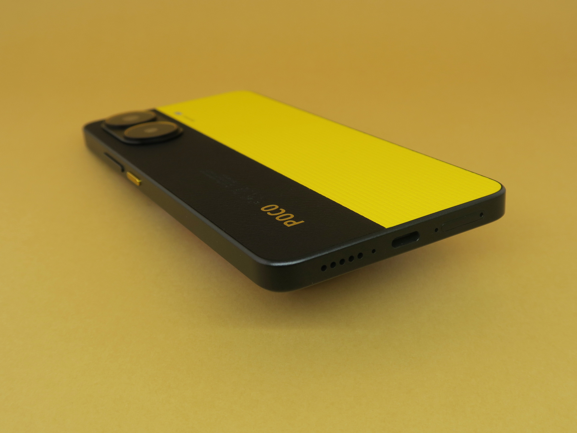 本体下部にはUSB Type-C外部接続端子、ピンで取出すタイプのSIMカードスロット（写真右側）を備える