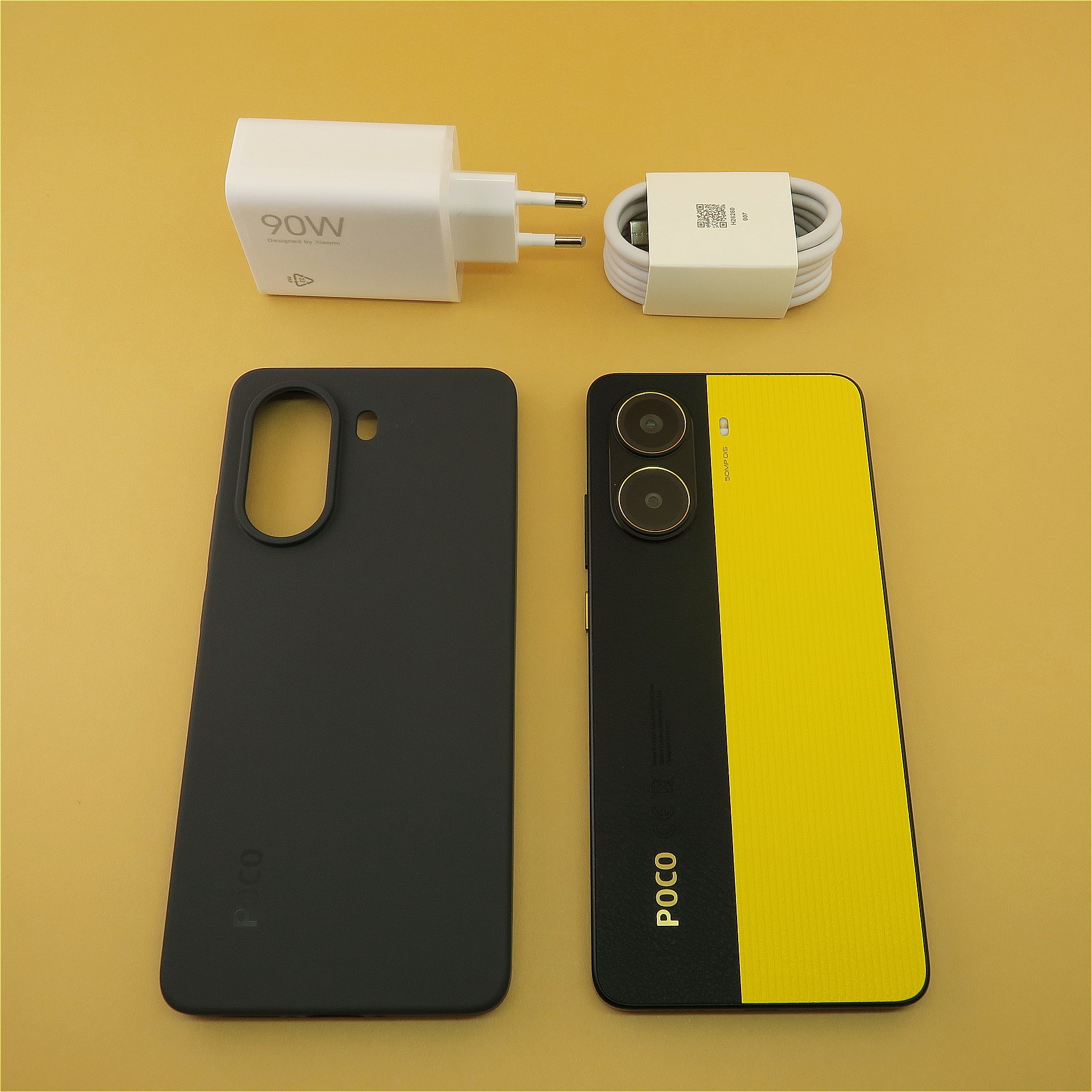 パッケージには本体のほかに、保護ケース、90W対応充電器、USBケーブルが付属する。今回は国内向けの端末を試用したが、充電器はグローバル版を撮影。国内向けは日本の家庭用電源のコンセントに対応した充電器が同梱される