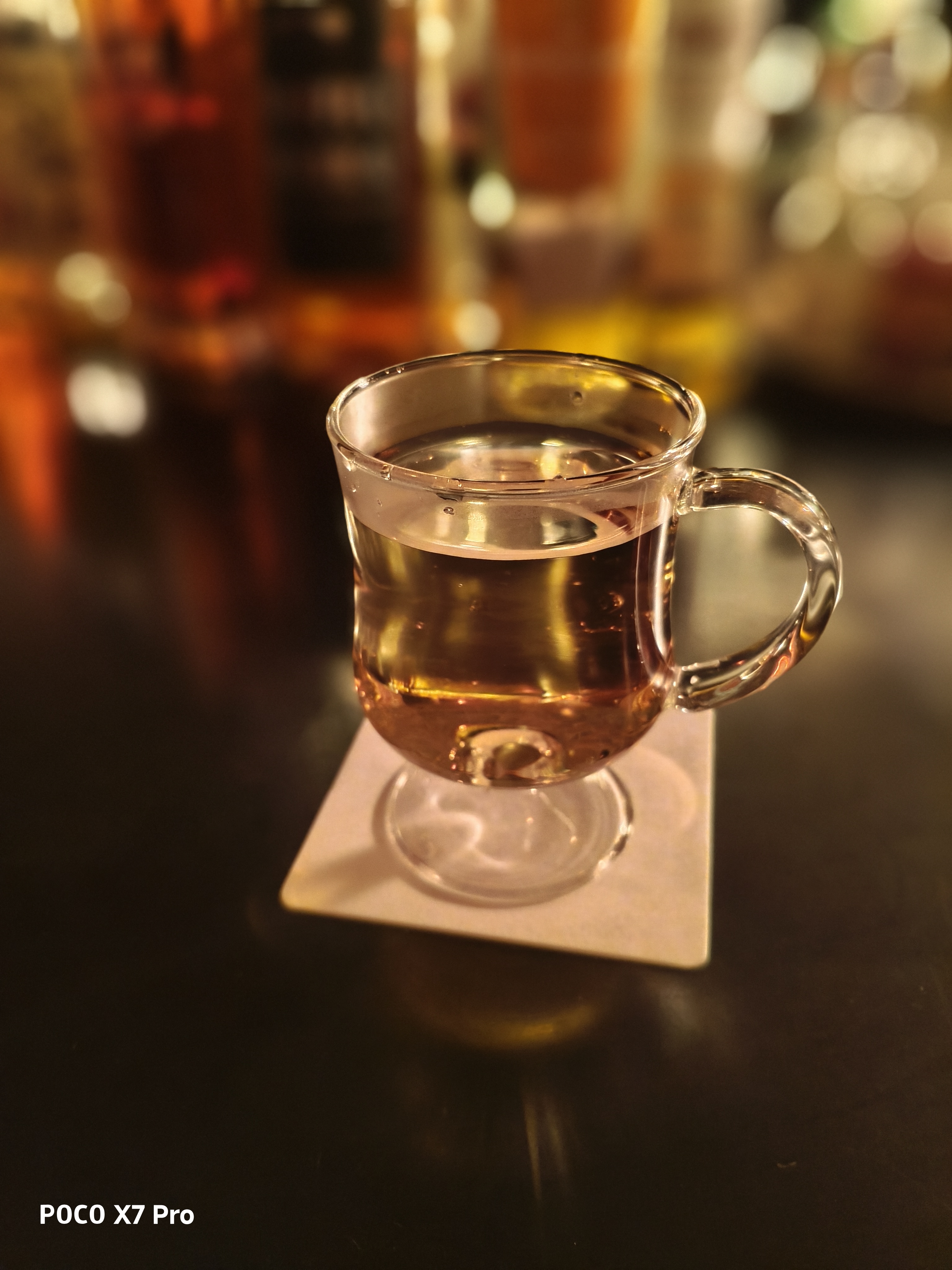 薄暗いバーで撮影。背景を思い切りぼかして撮影。左下の機種名の透かしは［ギャラリー］アプリ内で、オン／オフが可能