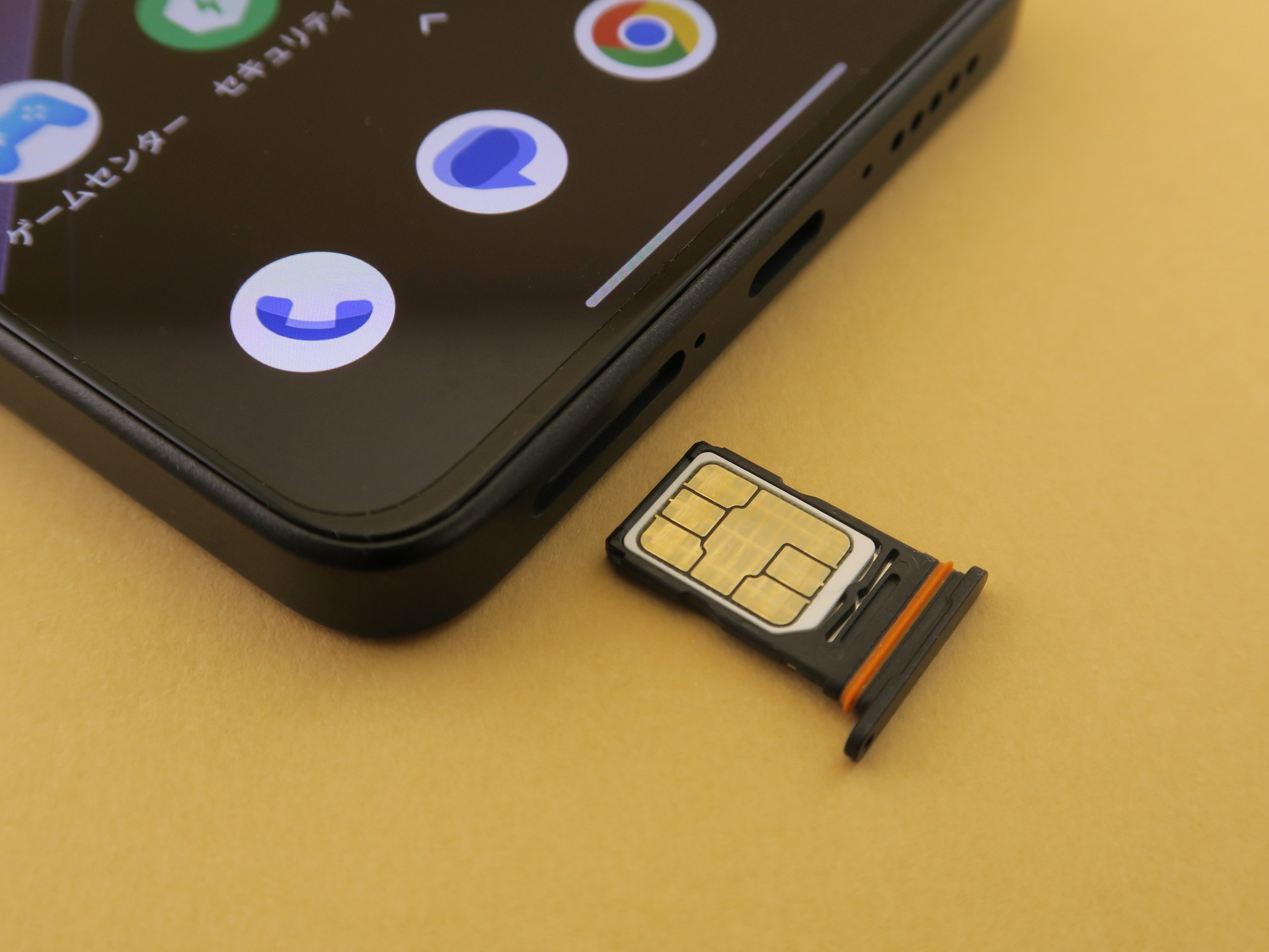 ピンで取り出すタイプのSIMカードトレイには、表裏にnanoSIMカードを1枚ずつ装着可能
