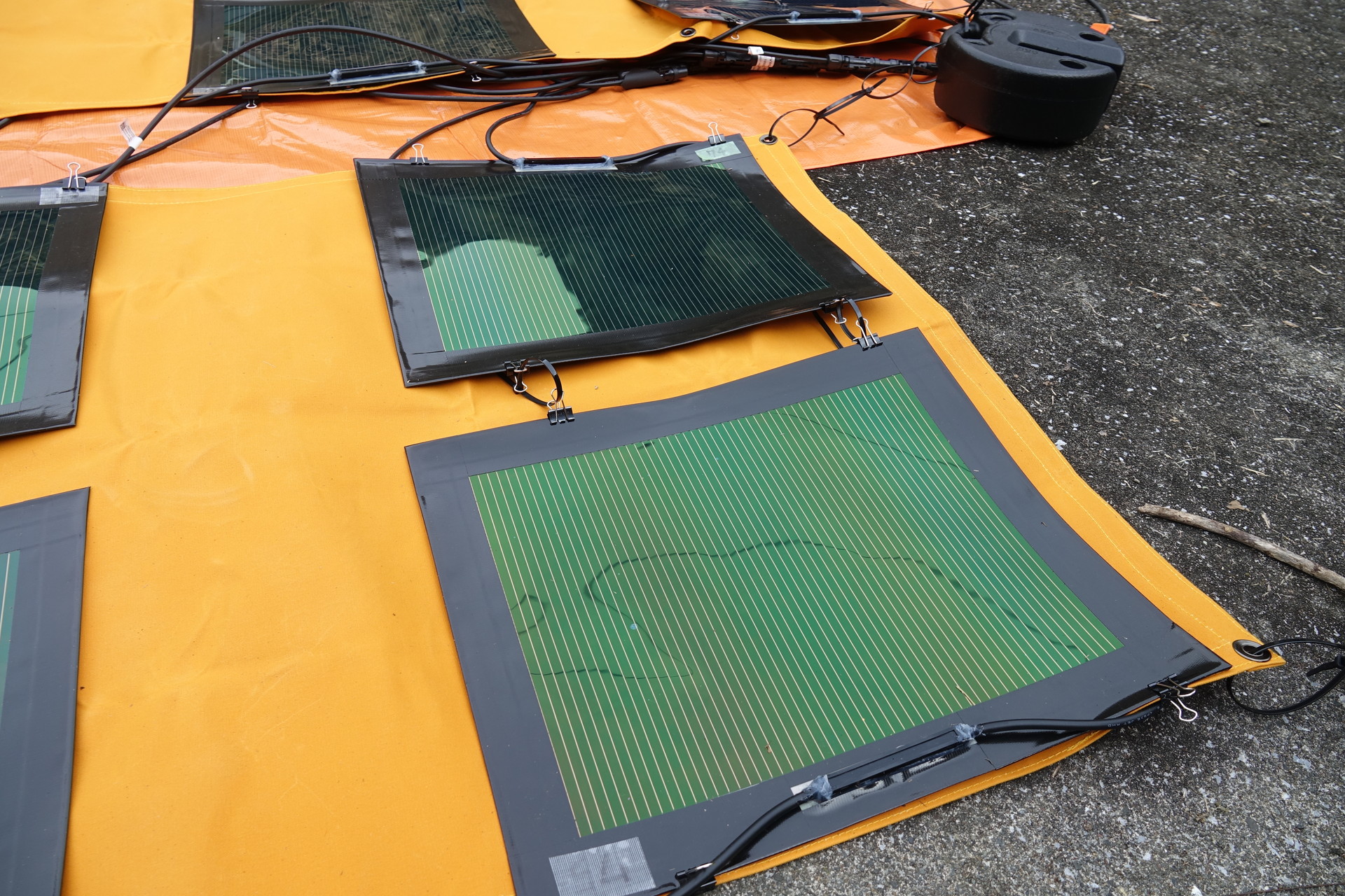 左＝CIS太陽電池。右＝ペロブスカイト電池