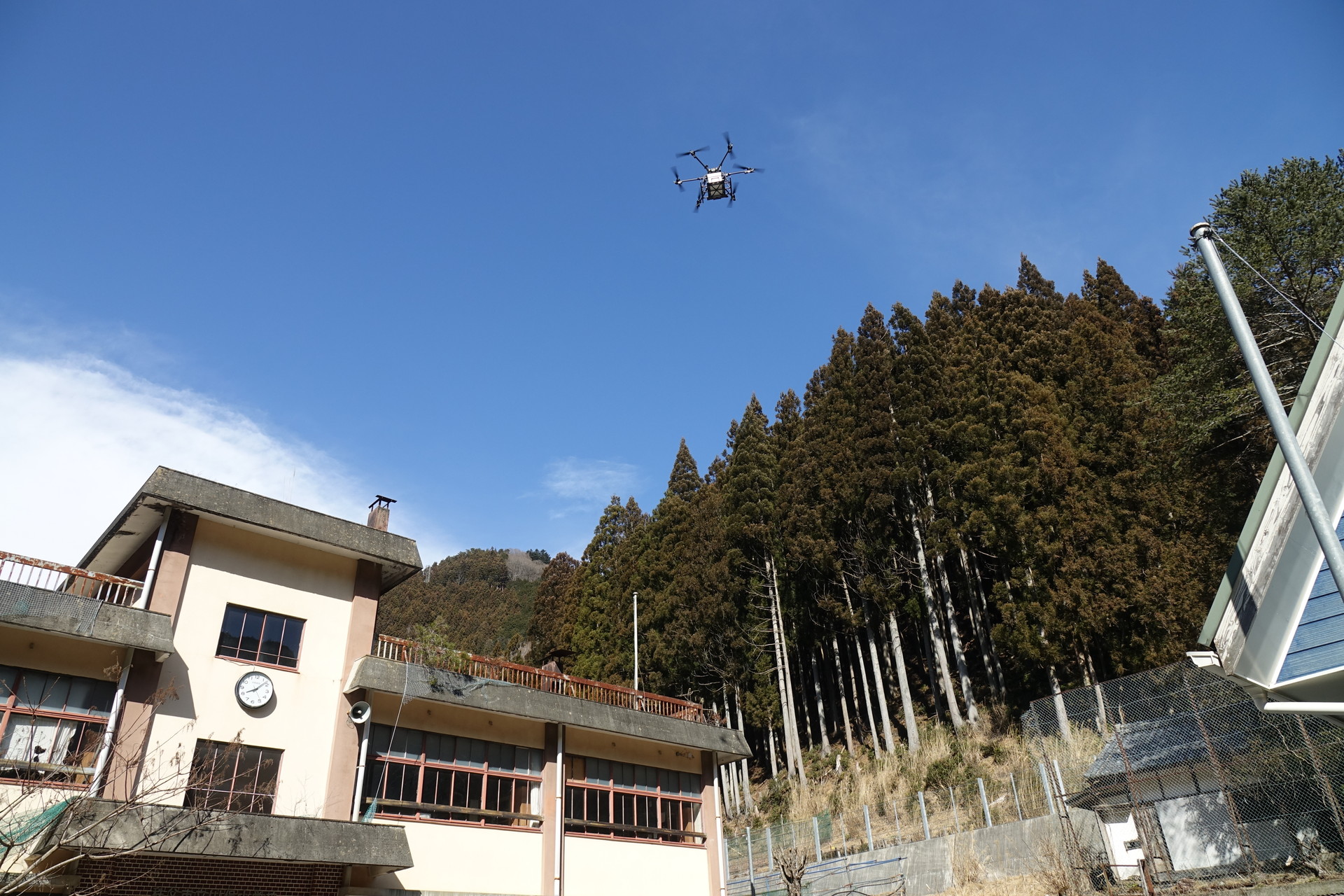 配達場所に到着したドローン