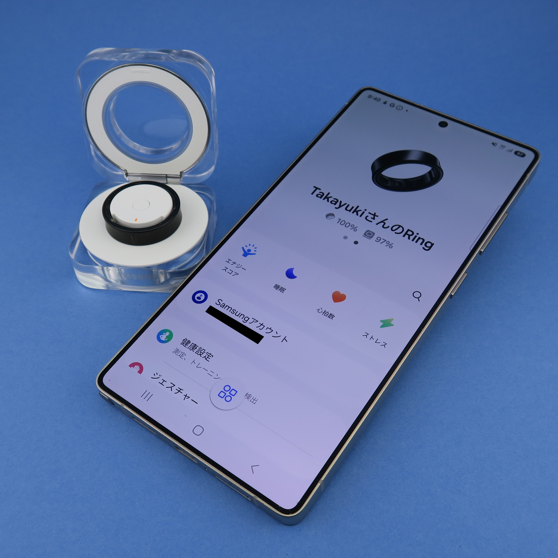サムスン「Galaxy Ring」、7.0mm（幅）×2.6mm（厚さ）、2.8g（重さ）、チタニウム ブラック（写真）、チタニウム シルバー、チタニウム ゴールドをラインアップ。サイズは5～15までの11サイズ