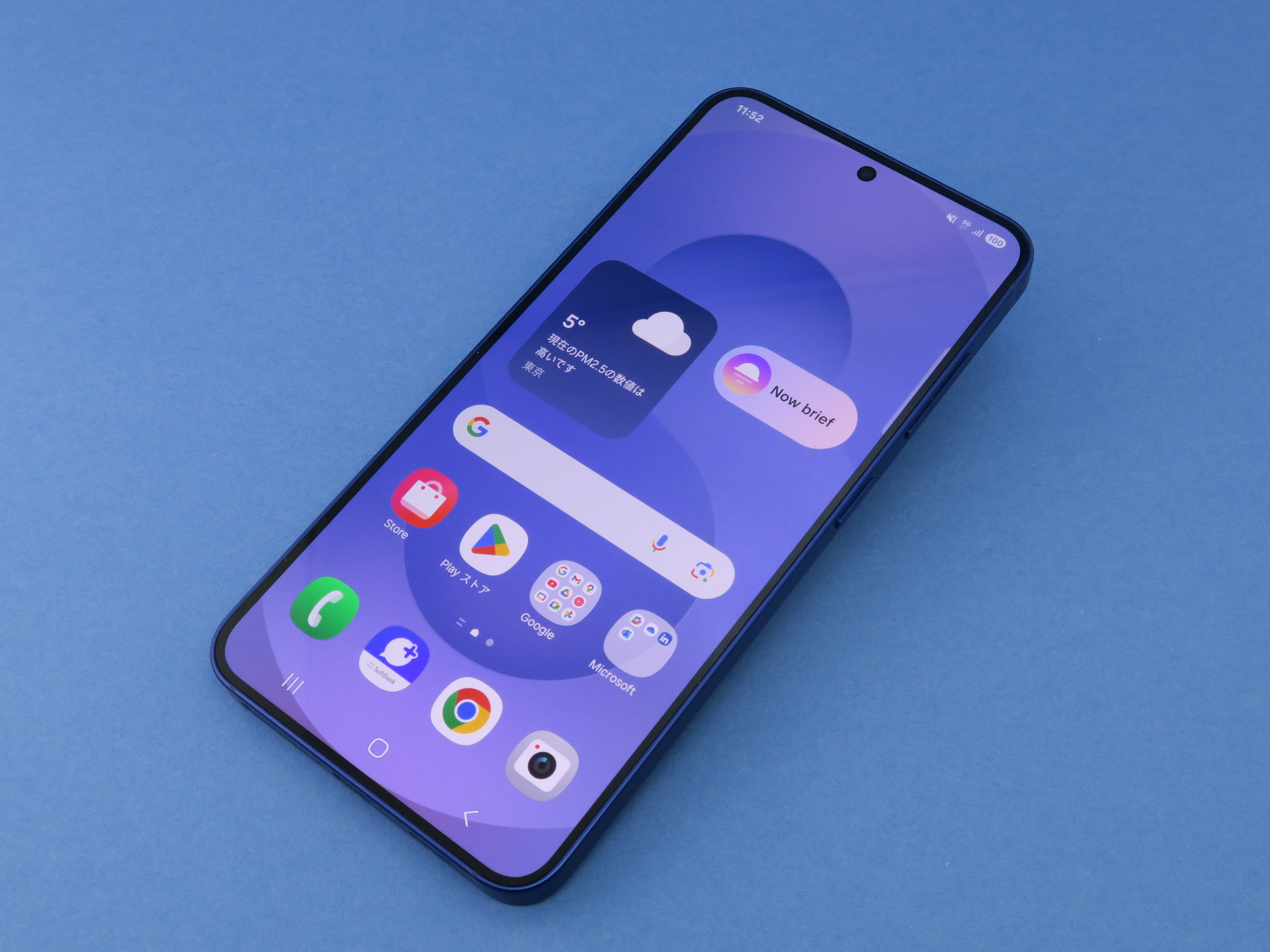 サムスン「Galaxy S25」、146.9mm（高さ）×70.5mm（幅）×7.2mm（厚さ）、162g（重さ）、ネイビー（写真）、アイシーブルー、シルバー シャドウ、ミント、ブルーブラック、コーラルレッド、ピンクゴールドをラインアップ