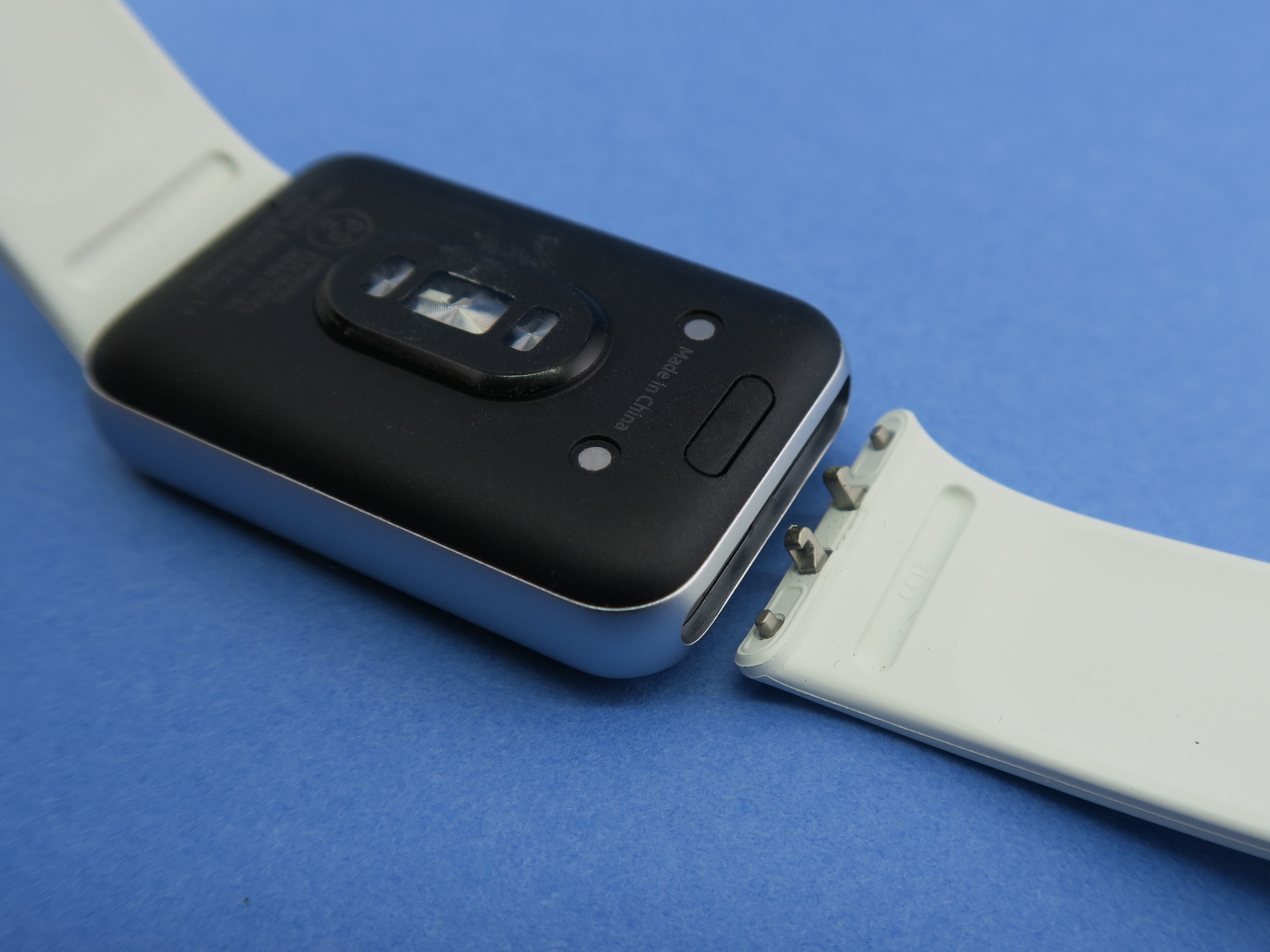 「Galaxy Fit3」のバンドはケース裏のボタンを押すと、取りはずすことができる。交換用のバンドもアクセサリーとして販売される