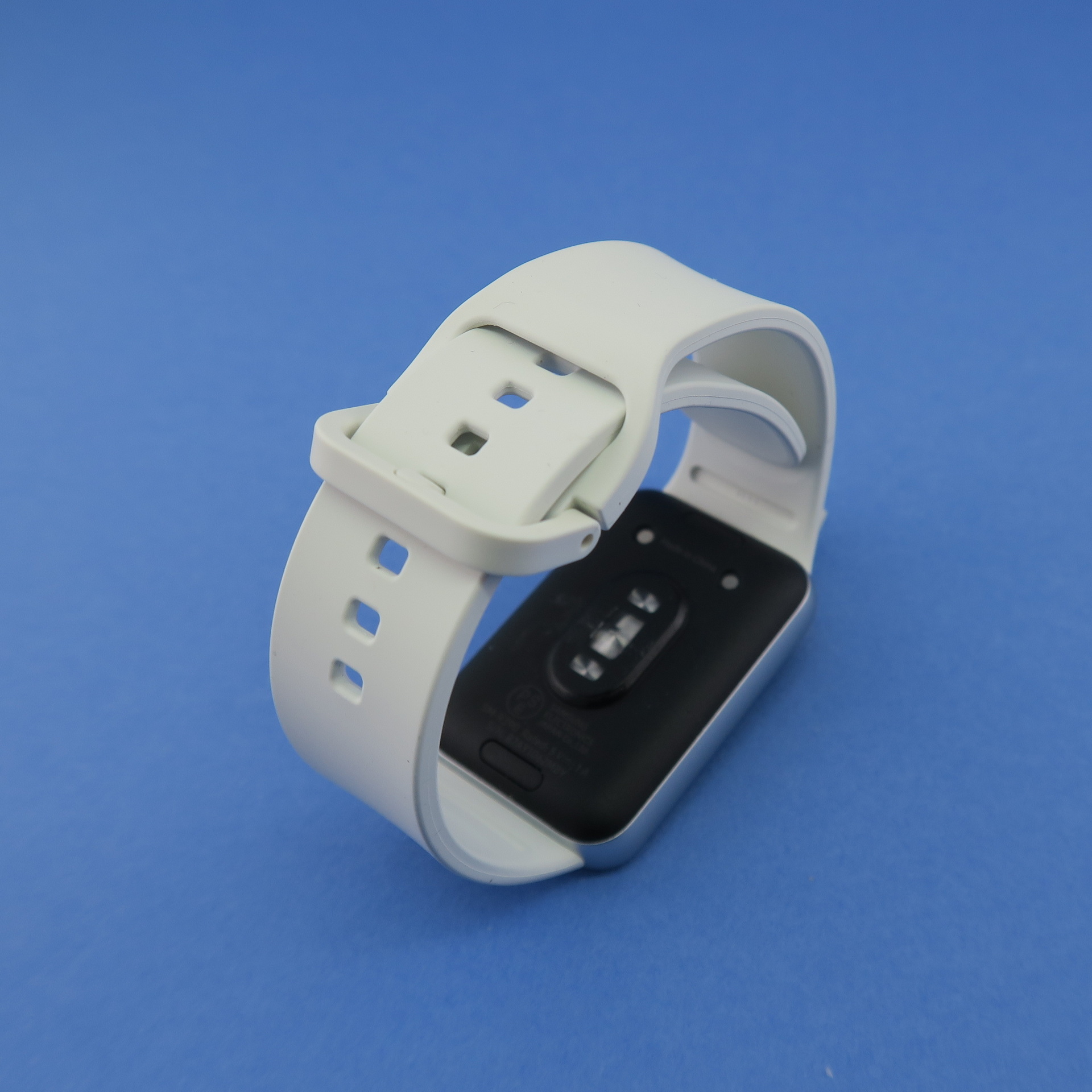 「Galaxy Fit3」のバンドのバックル。バンドの余った部分は内側に挿す構造