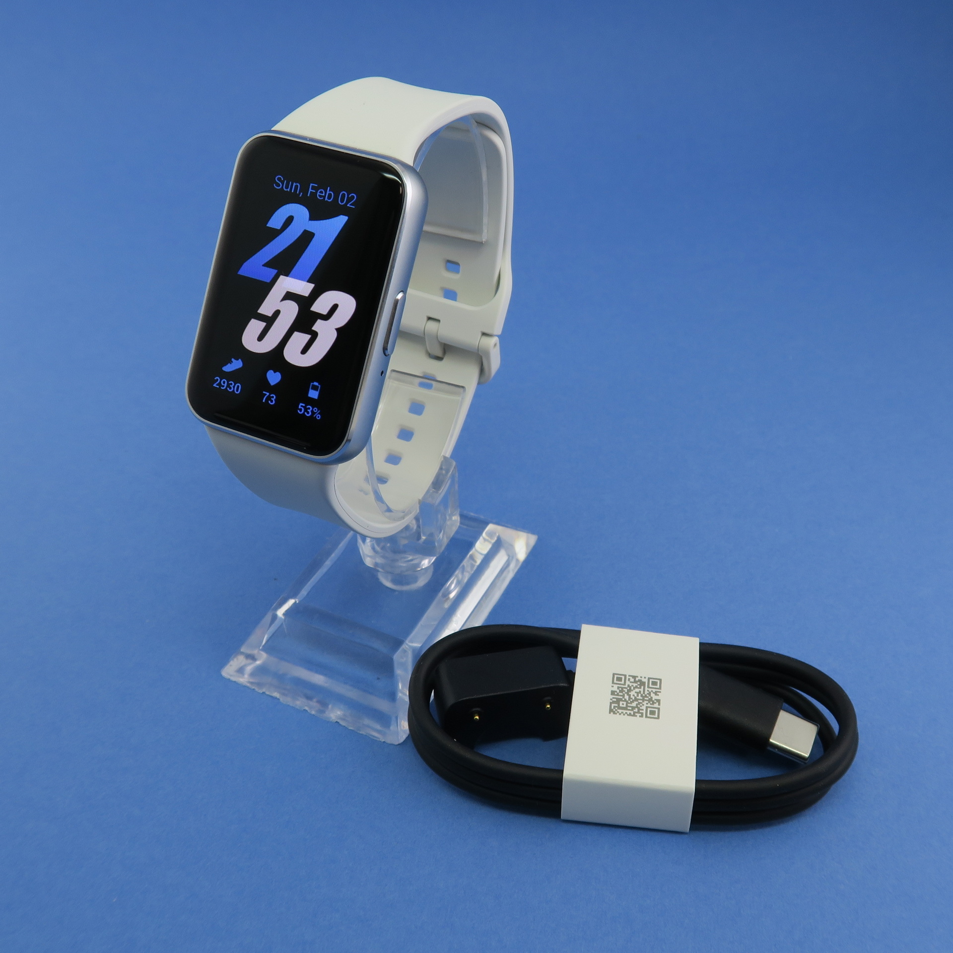 「Galaxy Fit3」の充電は付属のUSB Type-Cケーブルを使う。背面にマグネット式で装着するしくみ