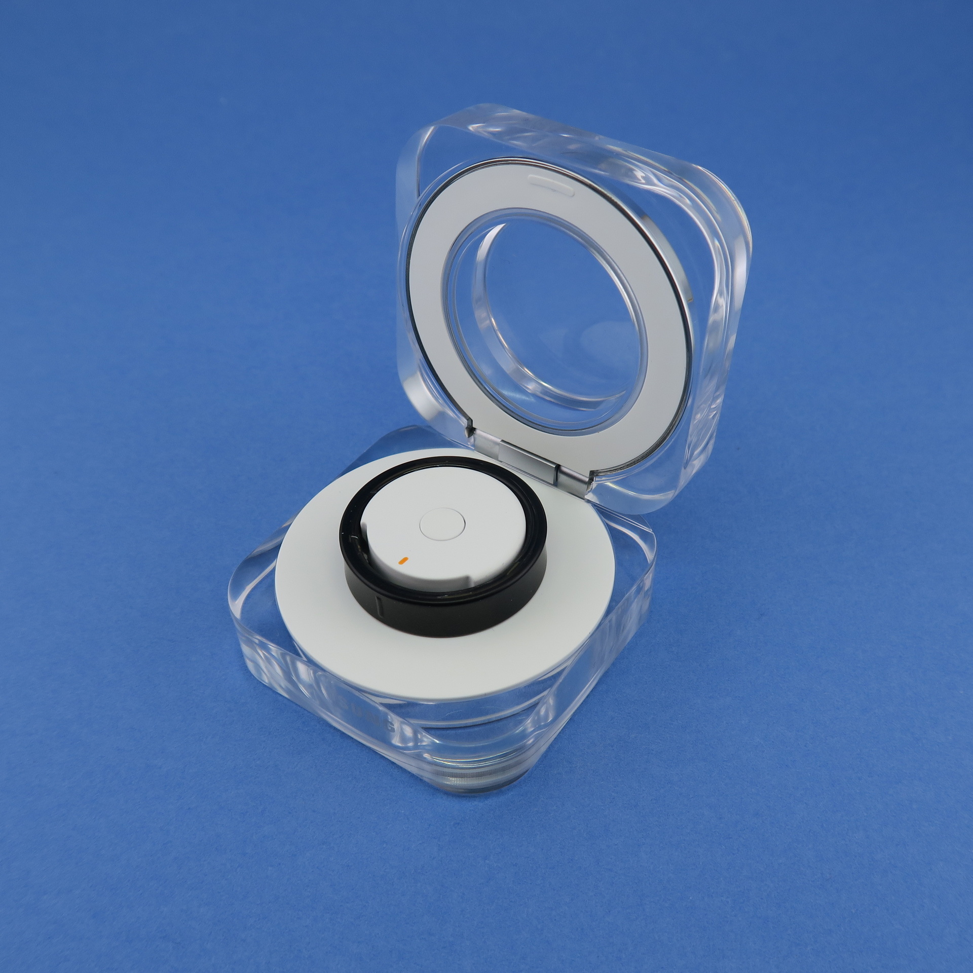 「Galaxy Ring」には充電ケースが付属。充電ケースはUSB Type-C外部接続端子で充電が可能
