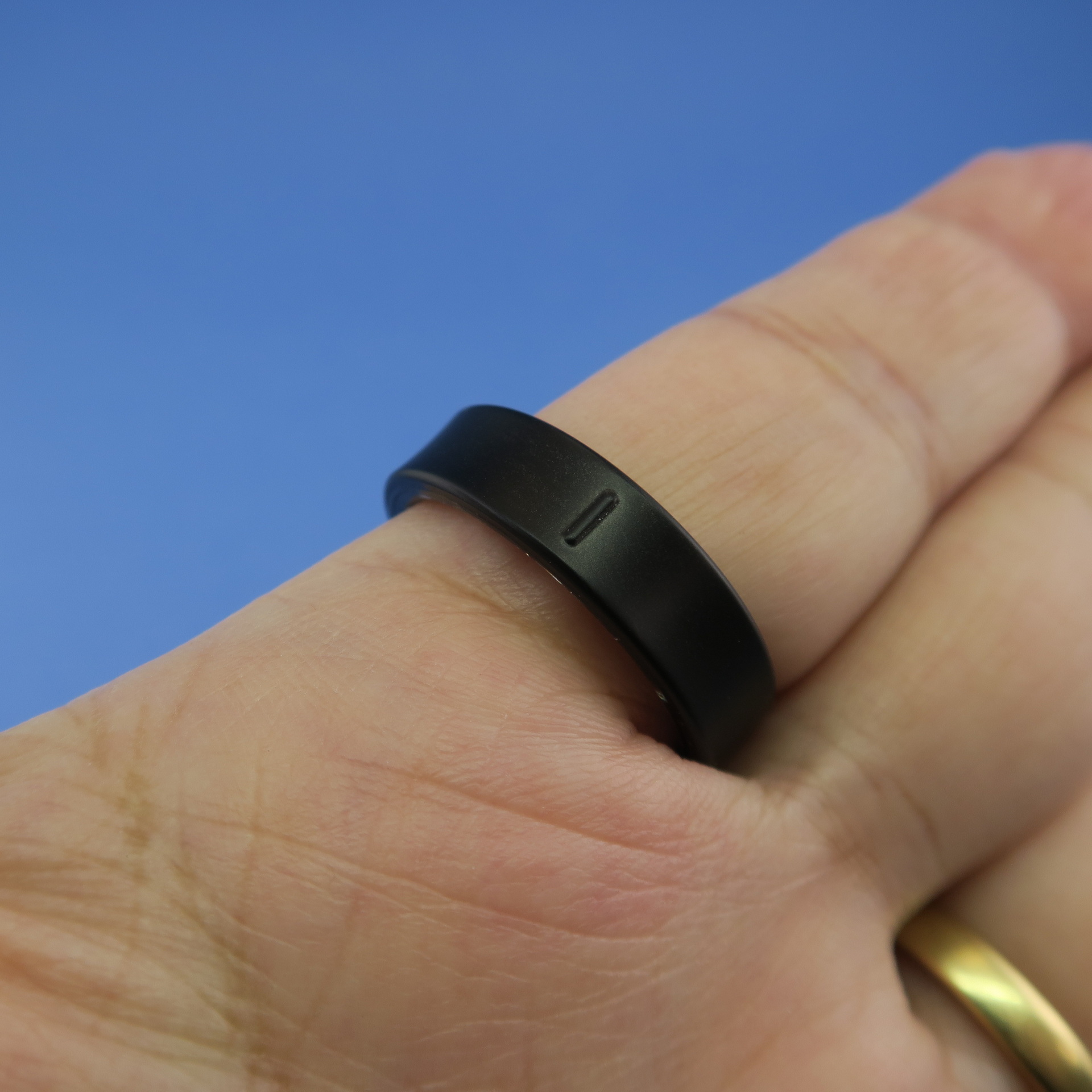 「Galaxy Ring」の外周に付けられた刻印を手の内側に向けた状態で装着することが推奨される