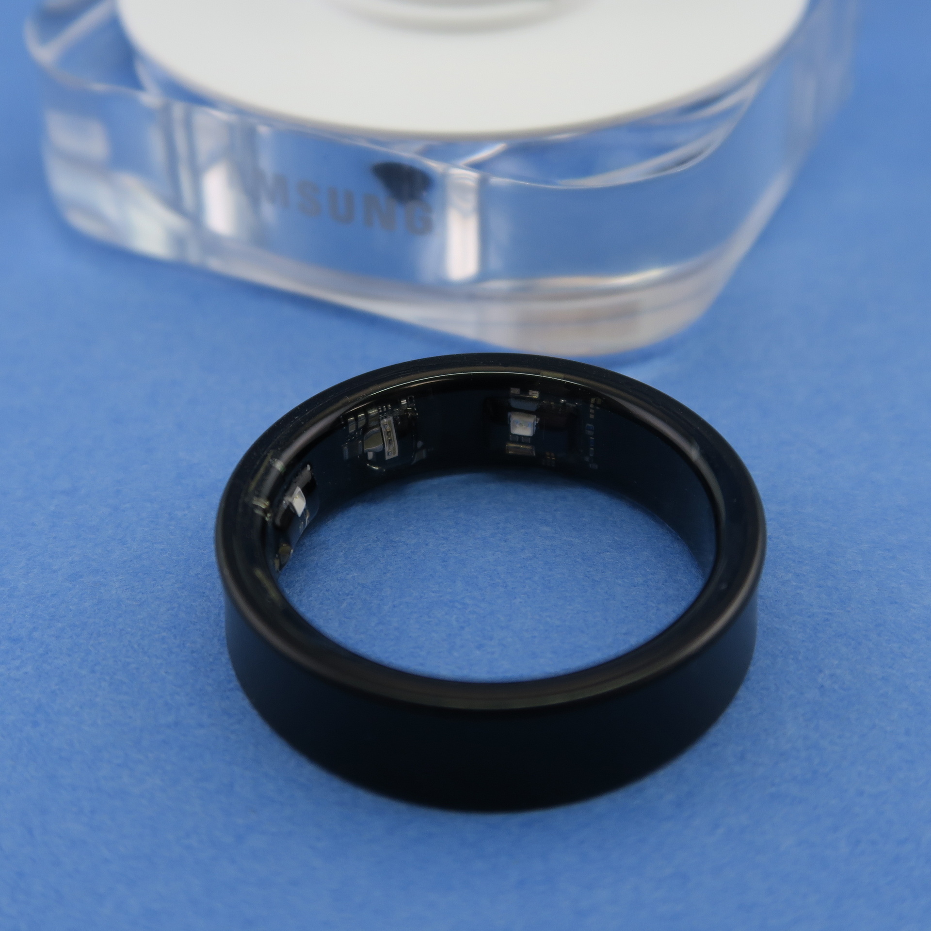 「Galaxy Ring」の内側にはセンサーが埋め込まれている。IP68、ATM10の防水防塵対応なので、濡れてもセンサーで情報を取得し続ける