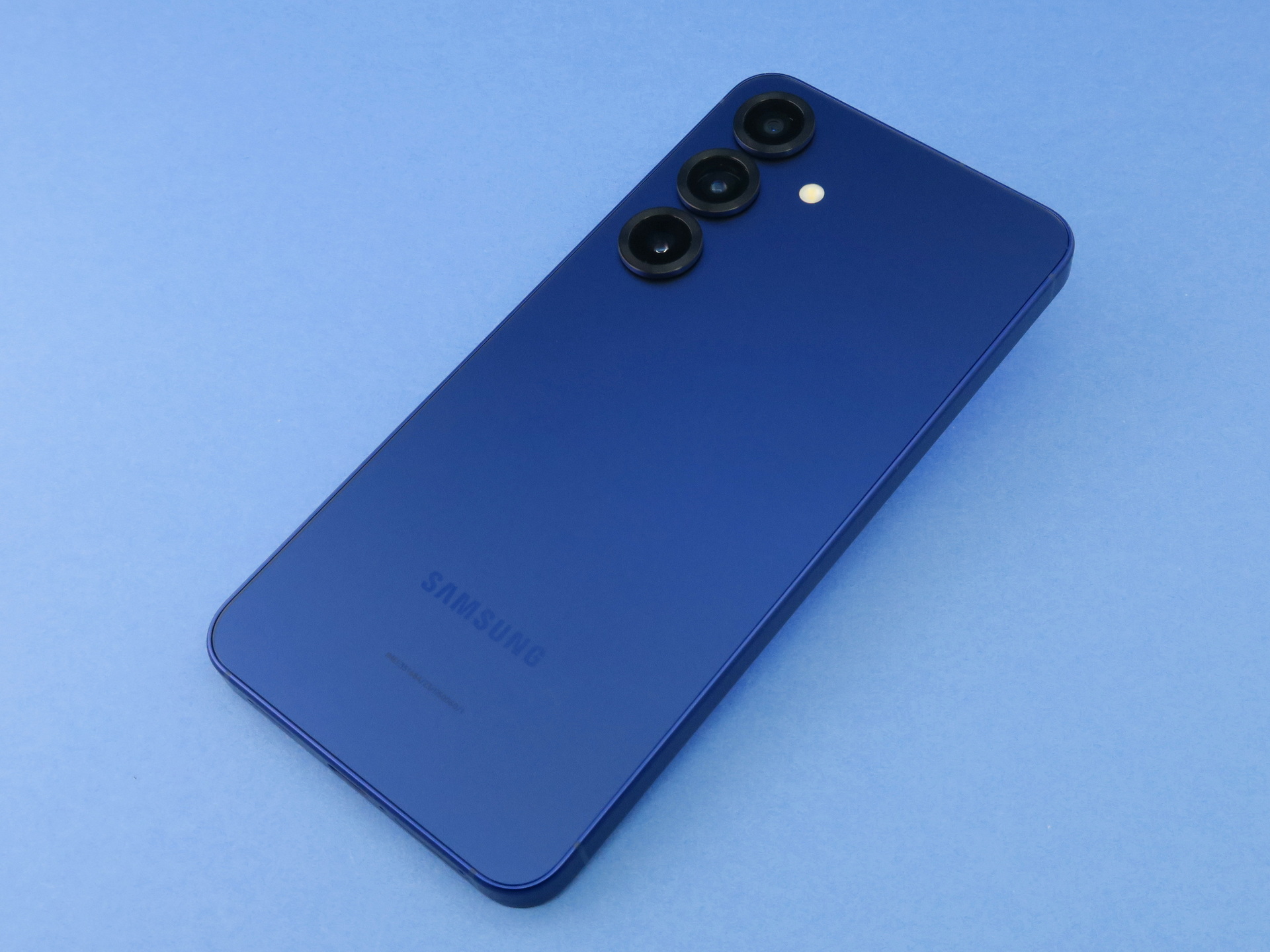 「Galaxy S25」の背面は指紋や手の跡が着きにくいマットな仕上げ