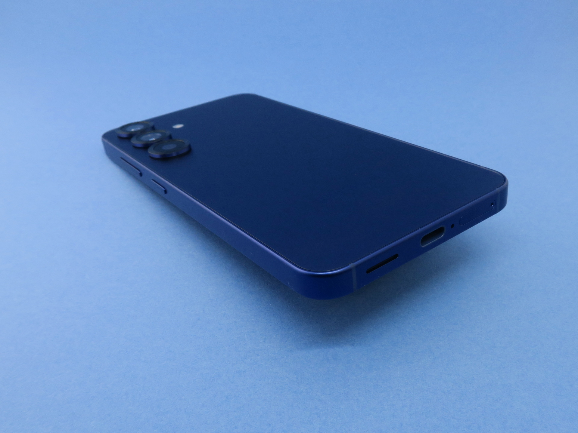 「Galaxy S25」の本体下部は中央にUSB Type-C外部接続端子、隣（写真では右側）にSIMカードスロットを備える