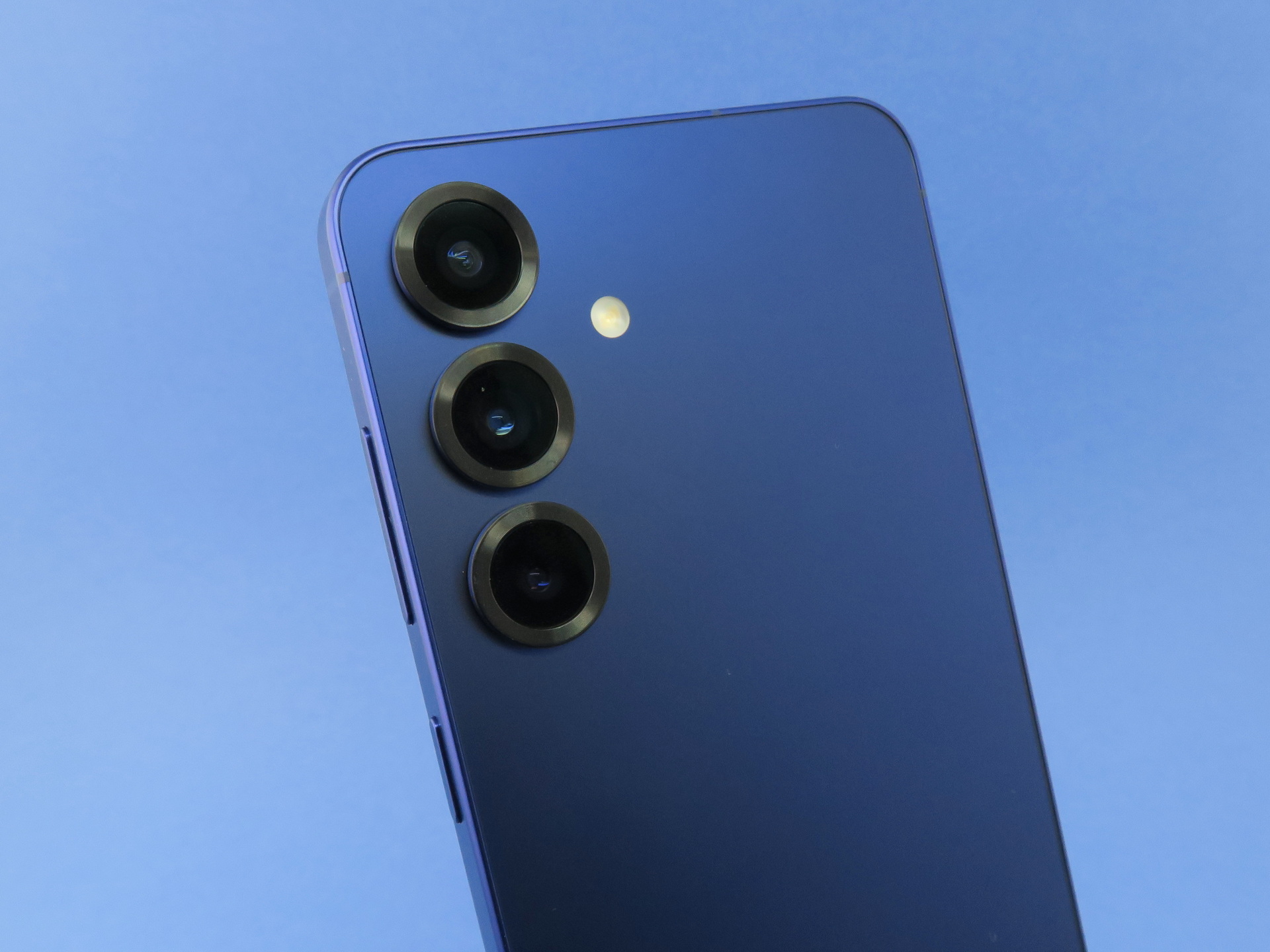 「Galaxy S25」の背面には、上から順に、超広角、広角（光学相当2倍ズーム）、望遠（光学3倍）のトリプルカメラを搭載
