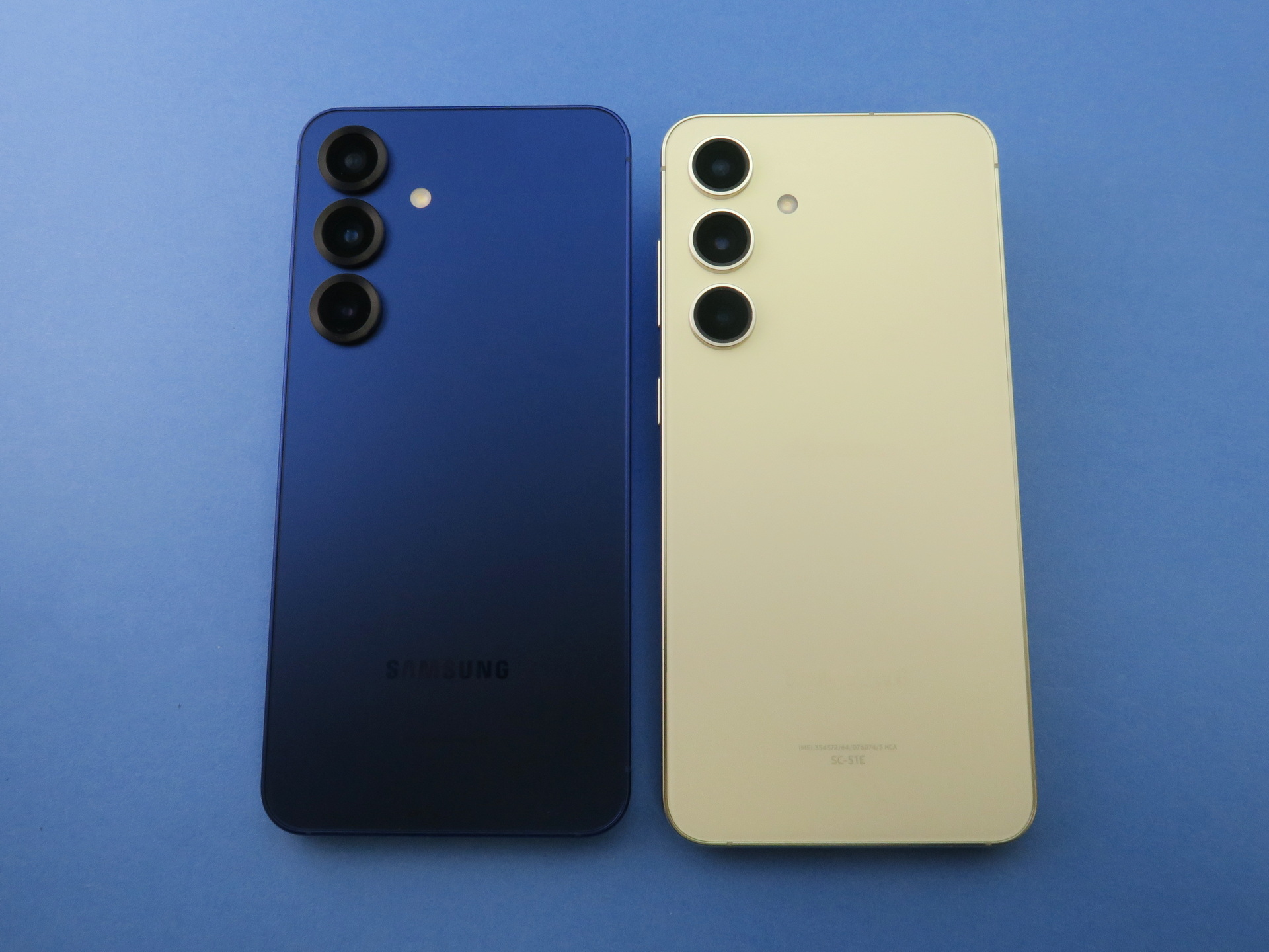 「Galaxy S25」（左）と「Galaxy S24」（右）の背面。ボディサイズはほとんど差がないが、カメラ部のリングが太くなったことで、目立つようになった
