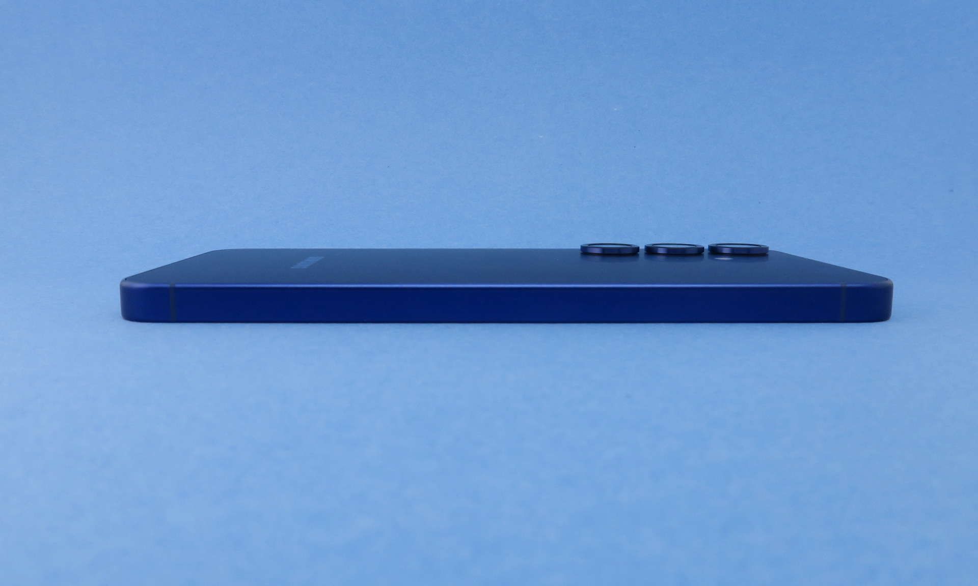 「Galaxy S25」の左側面はボタン類などがない。カメラ部の突起は約1.8mm