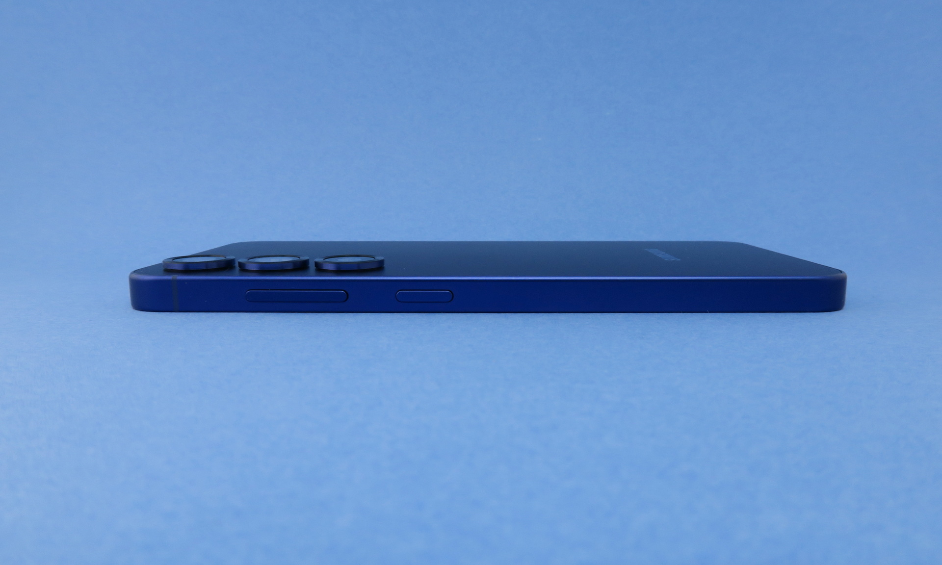 「Galaxy S25」の右側面は上部側（写真左側）にシーソー式音量キー、隣に電源ボタンを備える