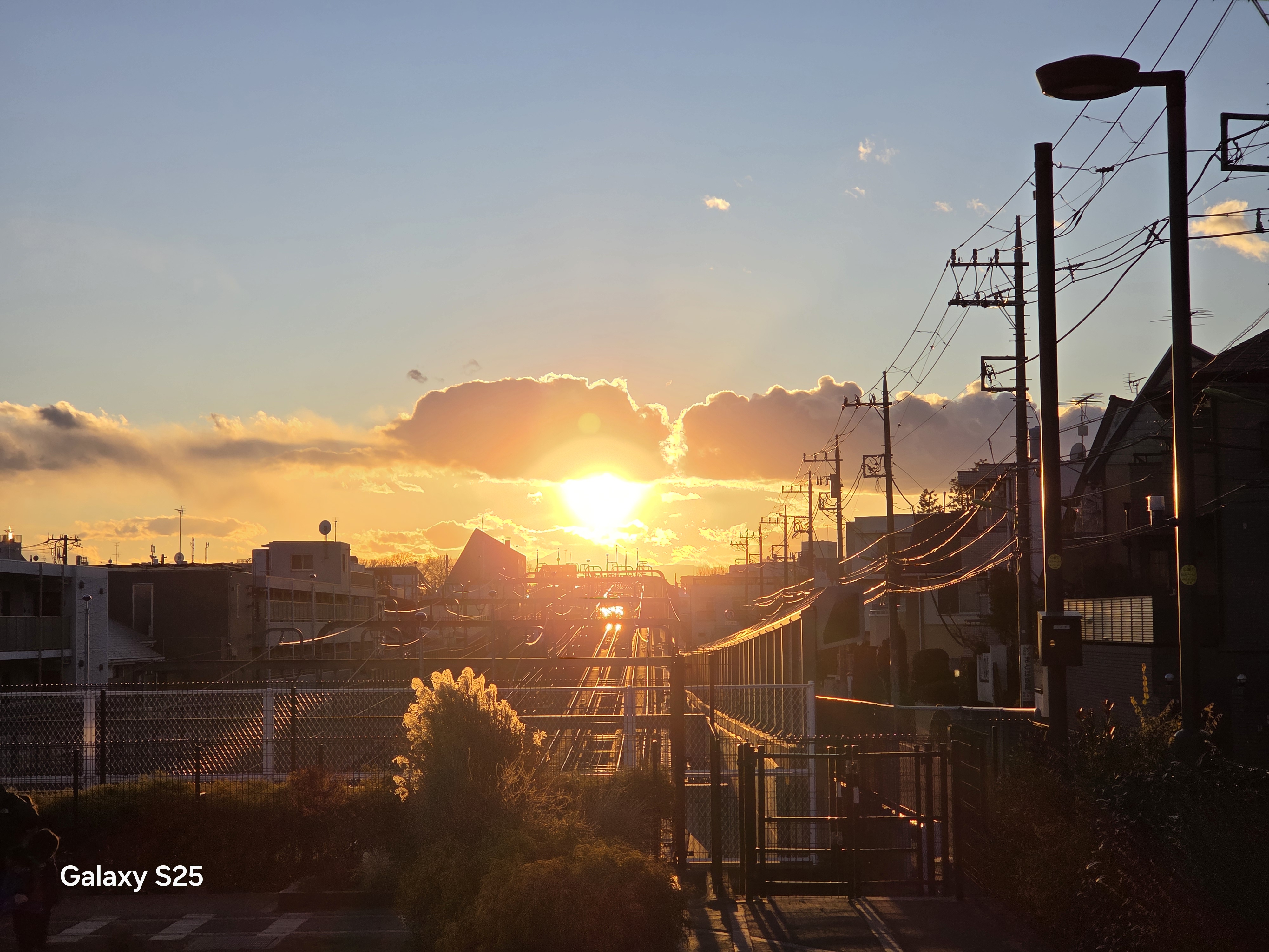 「Galaxy S25」で夕景を望遠カメラで撮影。光学3倍相当なので、あまり遠景には寄れないが、明暗のあるシーンでもきれいに撮影できる